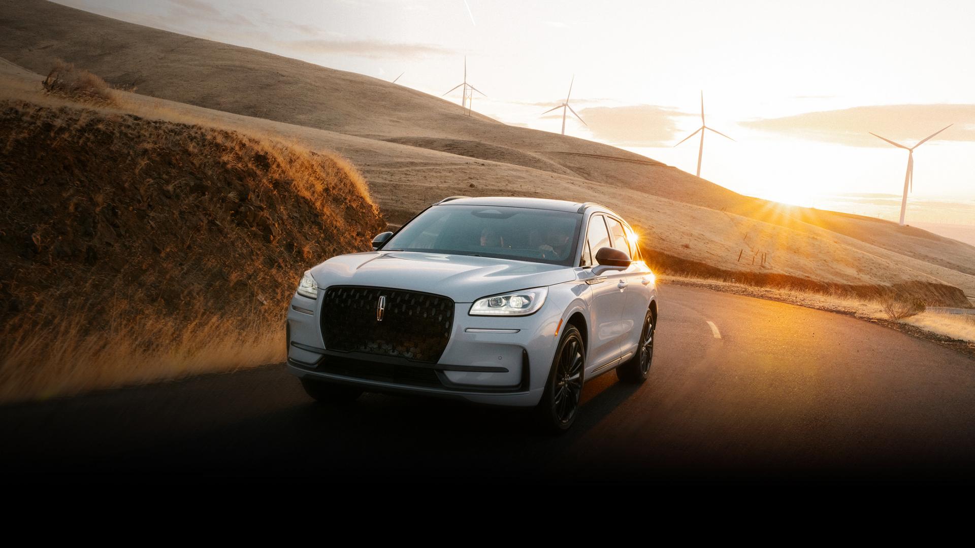 La SUV Lincoln Corsair® circulando por un camino con curvas