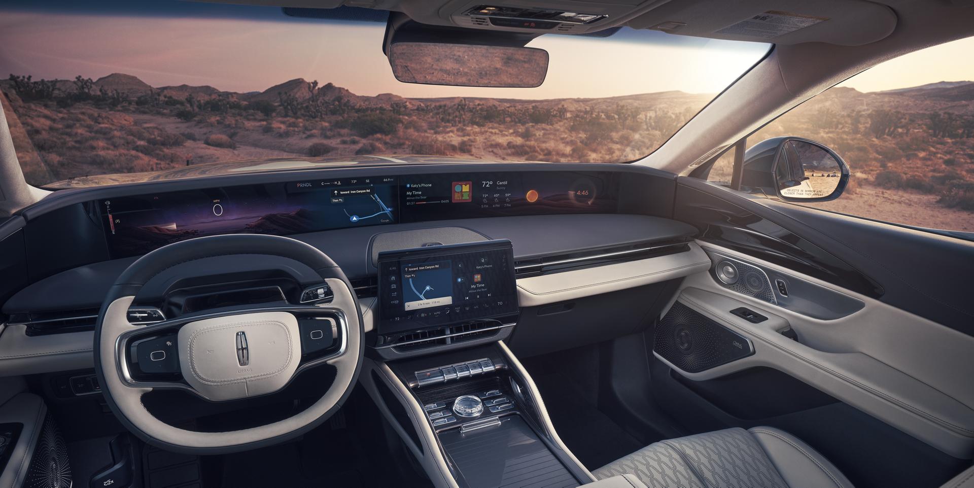 Una vista del desierto se ve a través del parabrisas de una SUV Lincoln Black Label™ Nautilus® 2026 con el tema interior Chalet