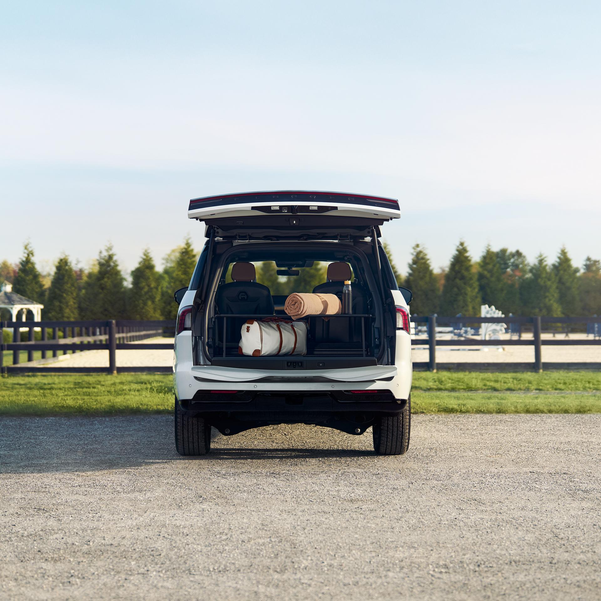 A straight on rear shot of a 2027 Lincoln Navigator® SUV with the Lincoln Split Gate open