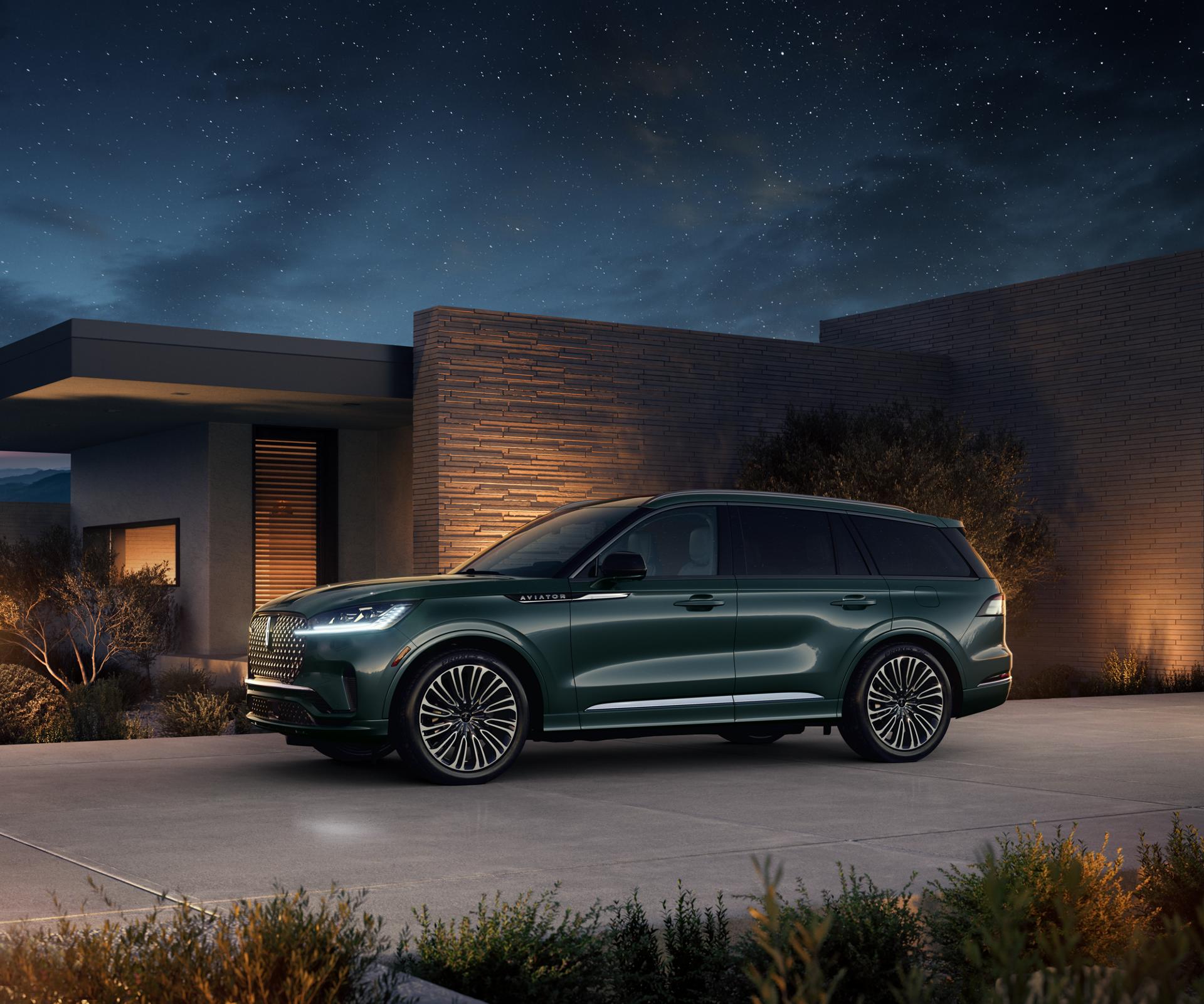 The 2025 Lincoln Aviator Moonbeam theme.