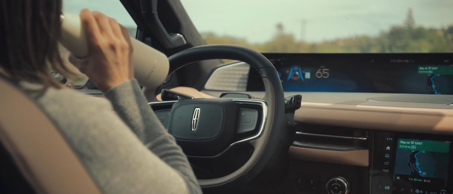 El conductor de una SUV Lincoln Navigator® 2027 utiliza la tecnología de conducción manos libres en carretera Lincoln BlueCruise