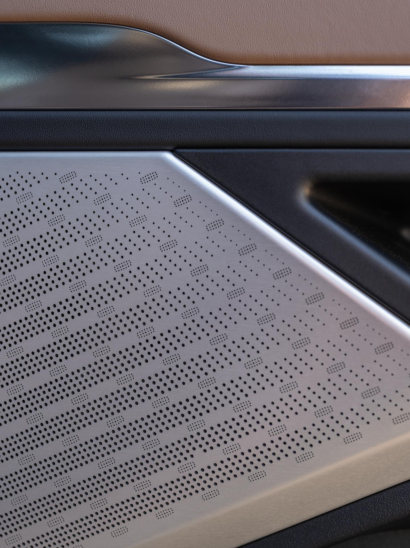 A close-up look at the available laser-etched Lincoln Stars on the speaker grille