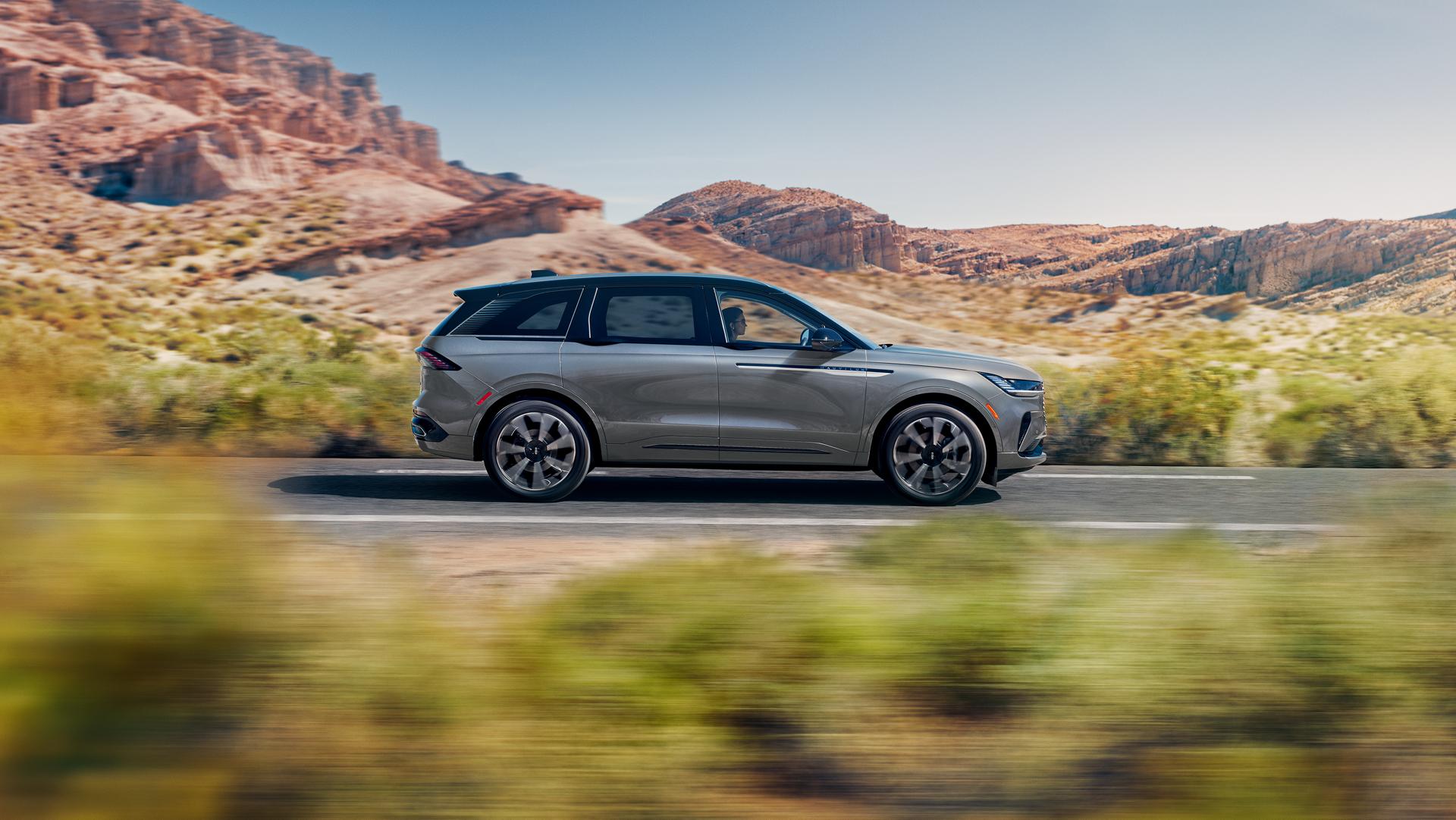 Una SUV Lincoln Nautilus® 2026 se desplaza por una autopista en el desierto