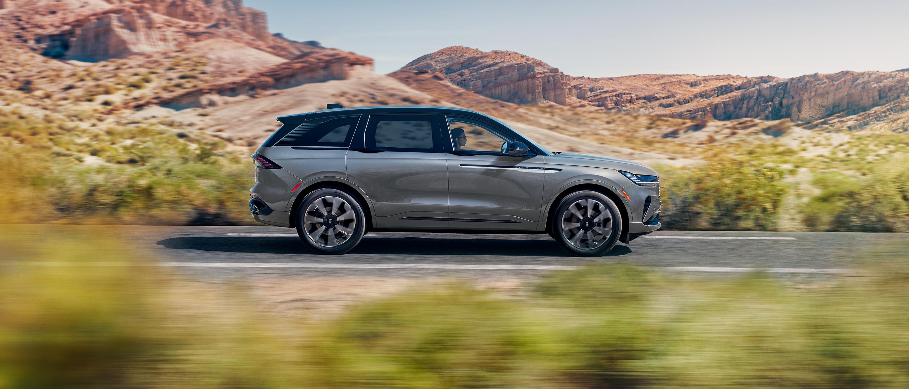 Una SUV Lincoln Nautilus® 2026 se desplaza por una autopista en el desierto