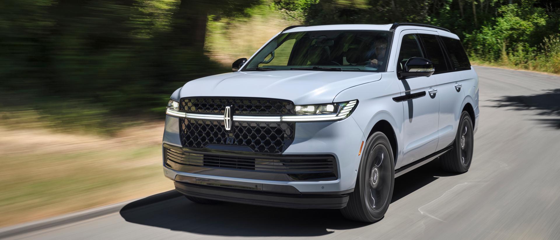 Una SUV Lincoln Navigator® 2026 circulando por un camino rural