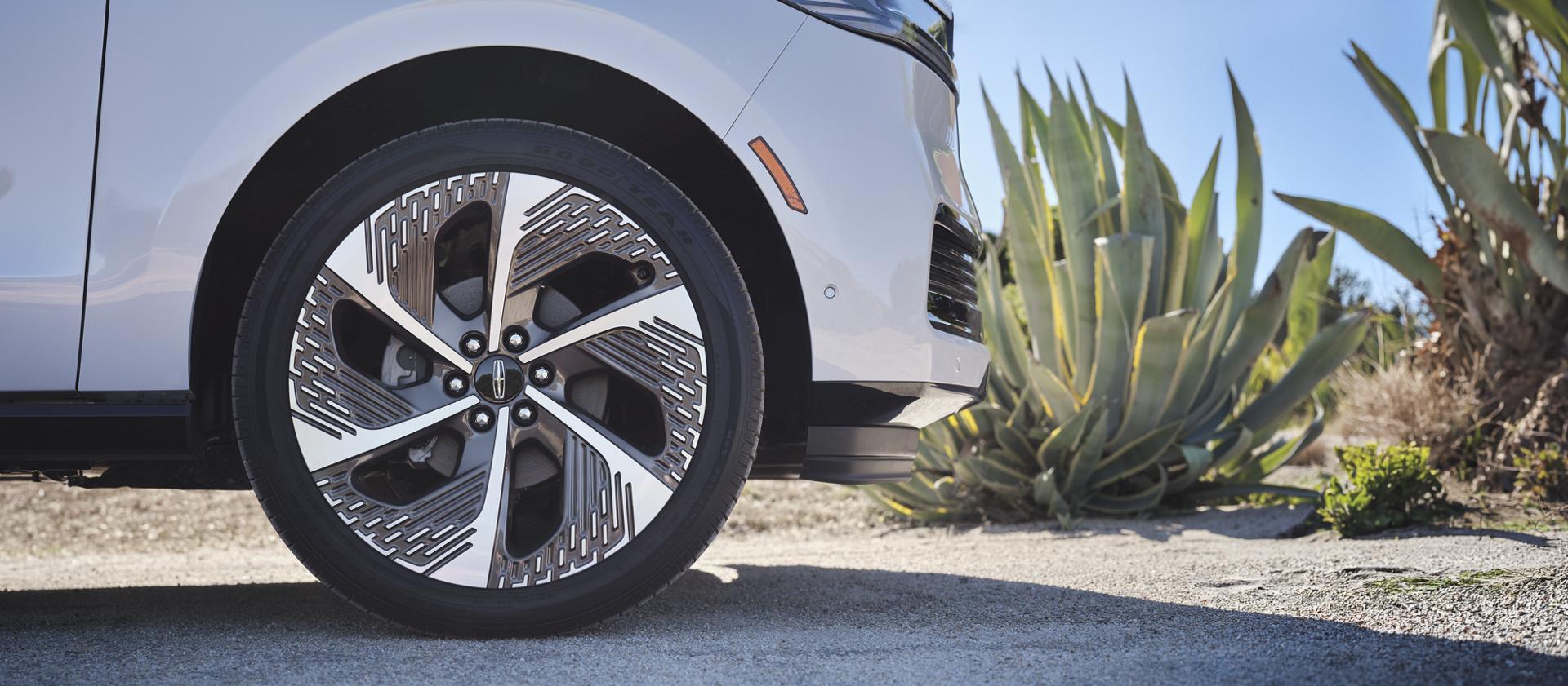 Stylish wheels specific to the Atmospheric theme on a 2027 Lincoln Navigator® Black Label™ SUV