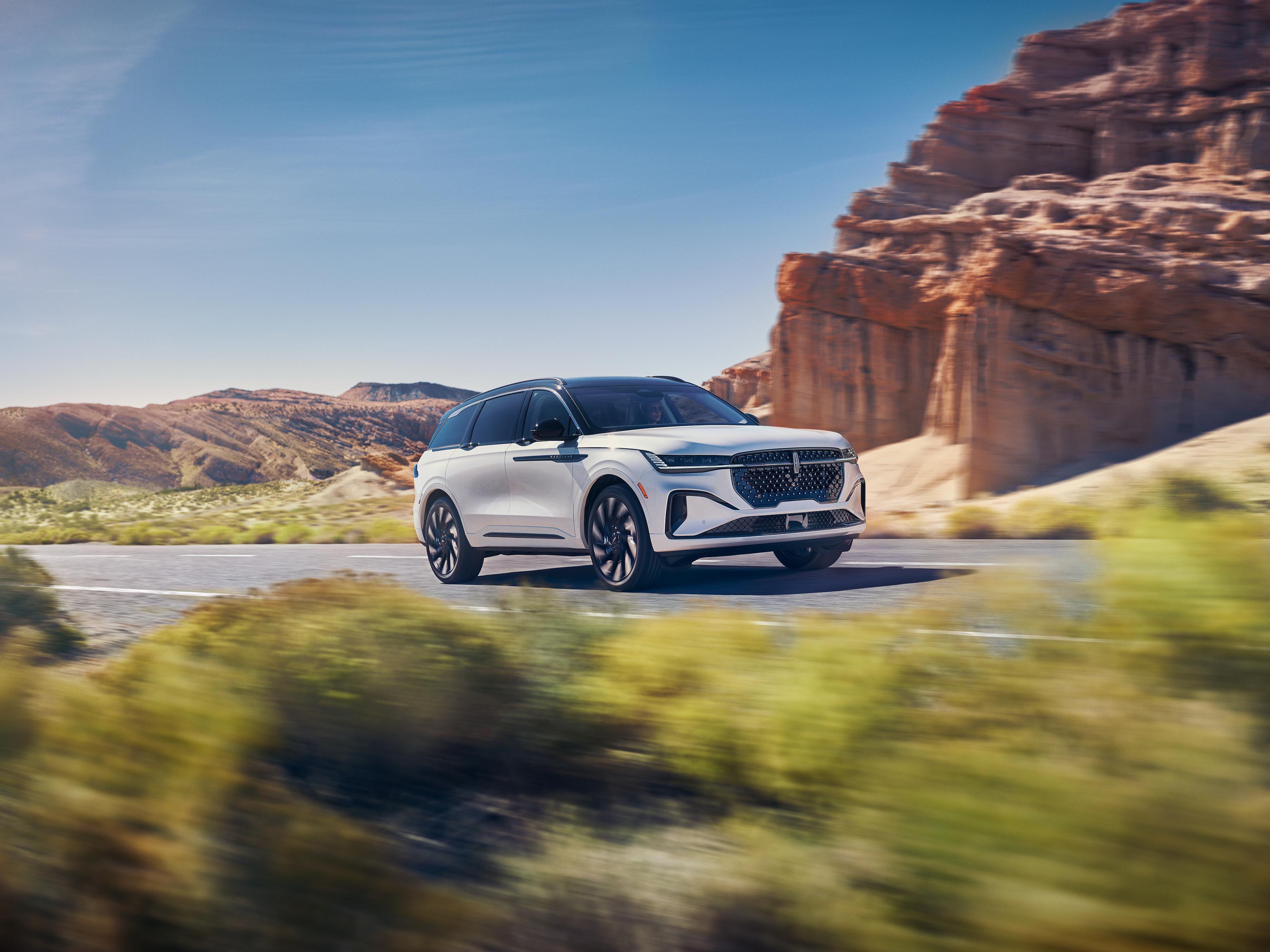 Una SUV Lincoln Nautilus® 2026 se desplaza por una autopista en el desierto