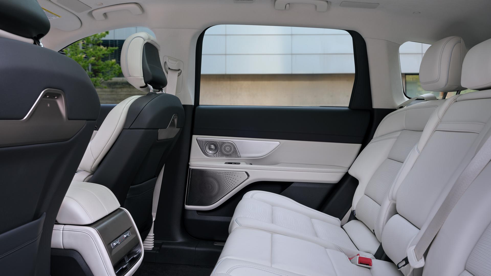 El tema Elysian Light se muestra en una SUV Lincoln Nautilus® Black Label™ 2027