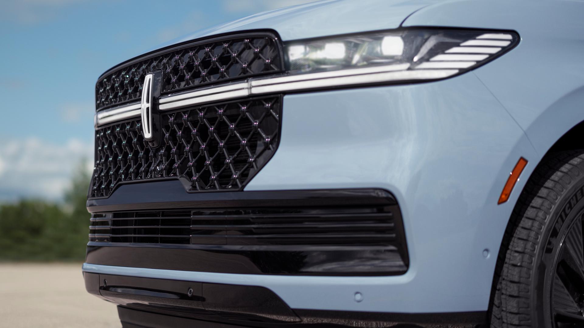 La parrilla distintiva del paquete de apariencia Jet disponible presenta un patrón de malla negra