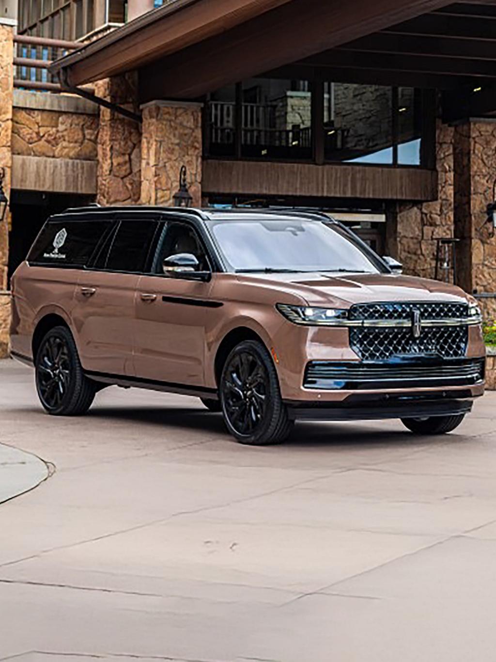 A 2026 Lincoln Navigator® parked in front of Utah’s Stein Eriksen Lodge
