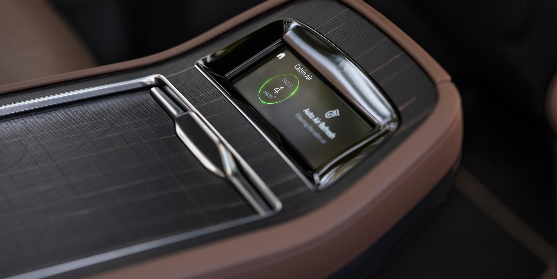 La consola de la segunda fila de una Lincoln Navigator® 2026 muestra Auto Air Refresh en la pantalla