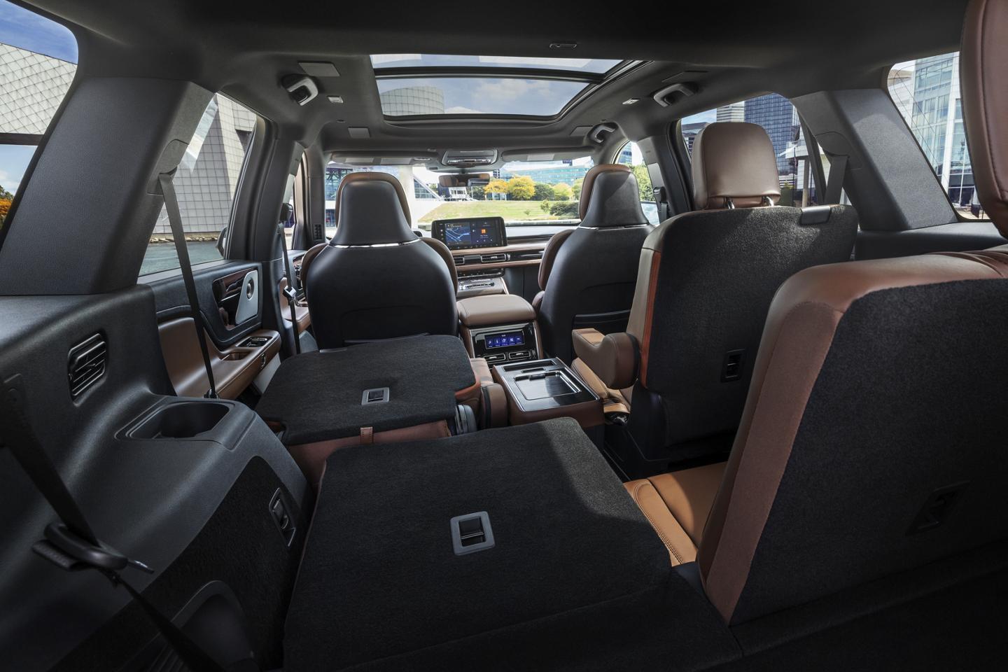 Un lado del asiento de la tercera fila PowerFold® y un asiento de la segunda fila están plegados hacia delante en la SUV Lincoln Aviator® 2026