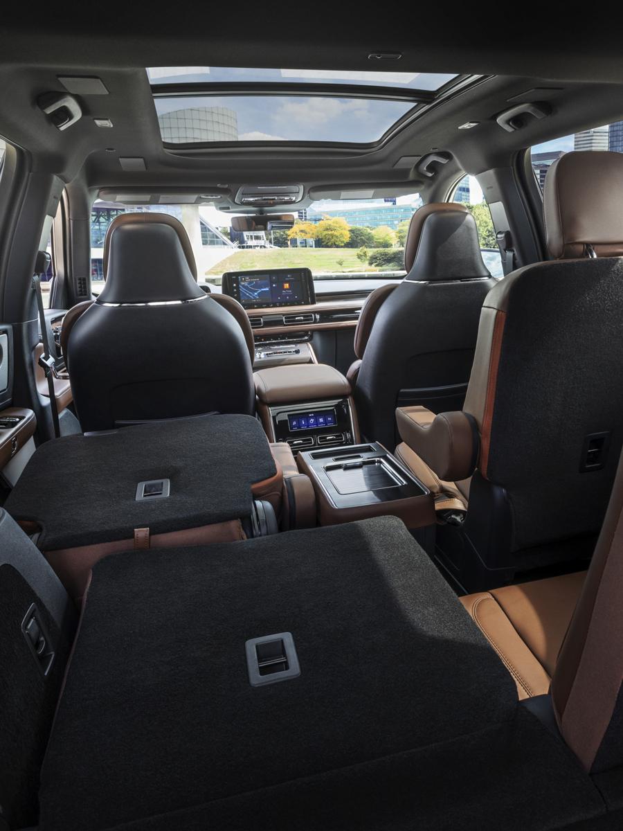 Un lado del asiento de la tercera fila PowerFold® y un asiento de la segunda fila están plegados hacia delante en la SUV Lincoln Aviator® 2026