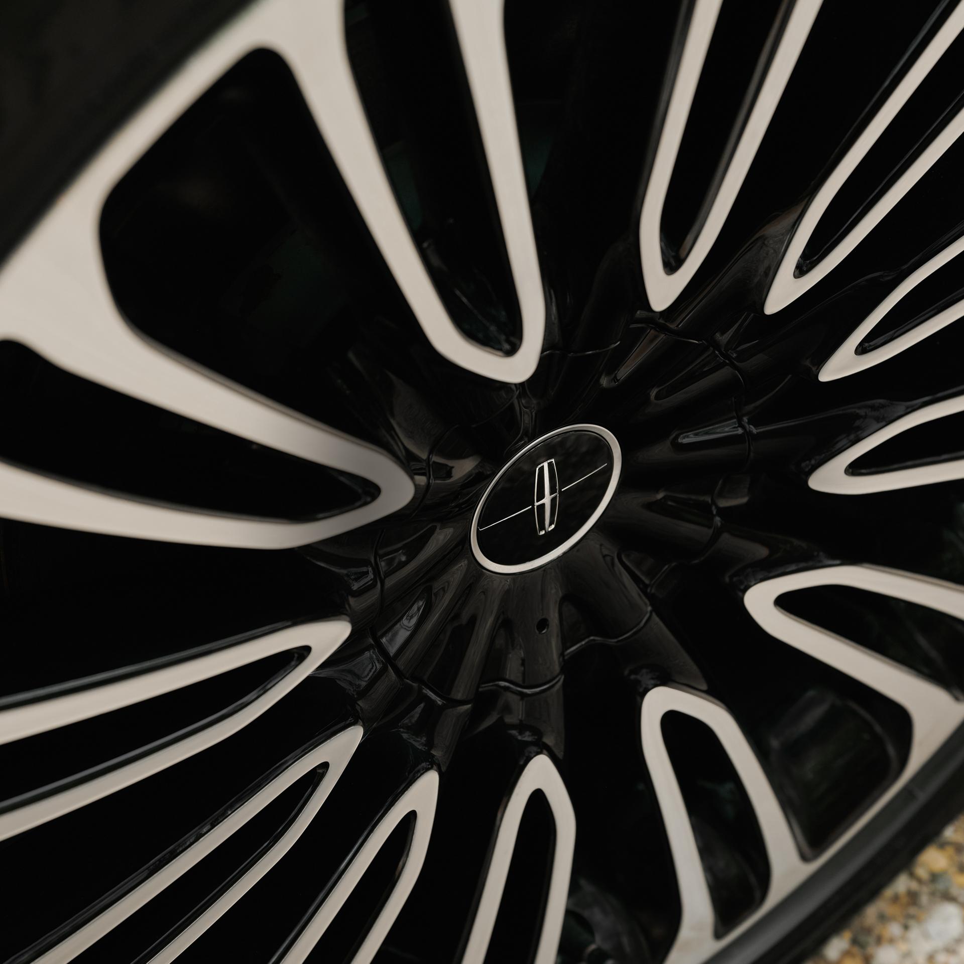 The 22-inch Bright Machined wheel of a 2027 Lincoln Aviator® Black Label™ SUV