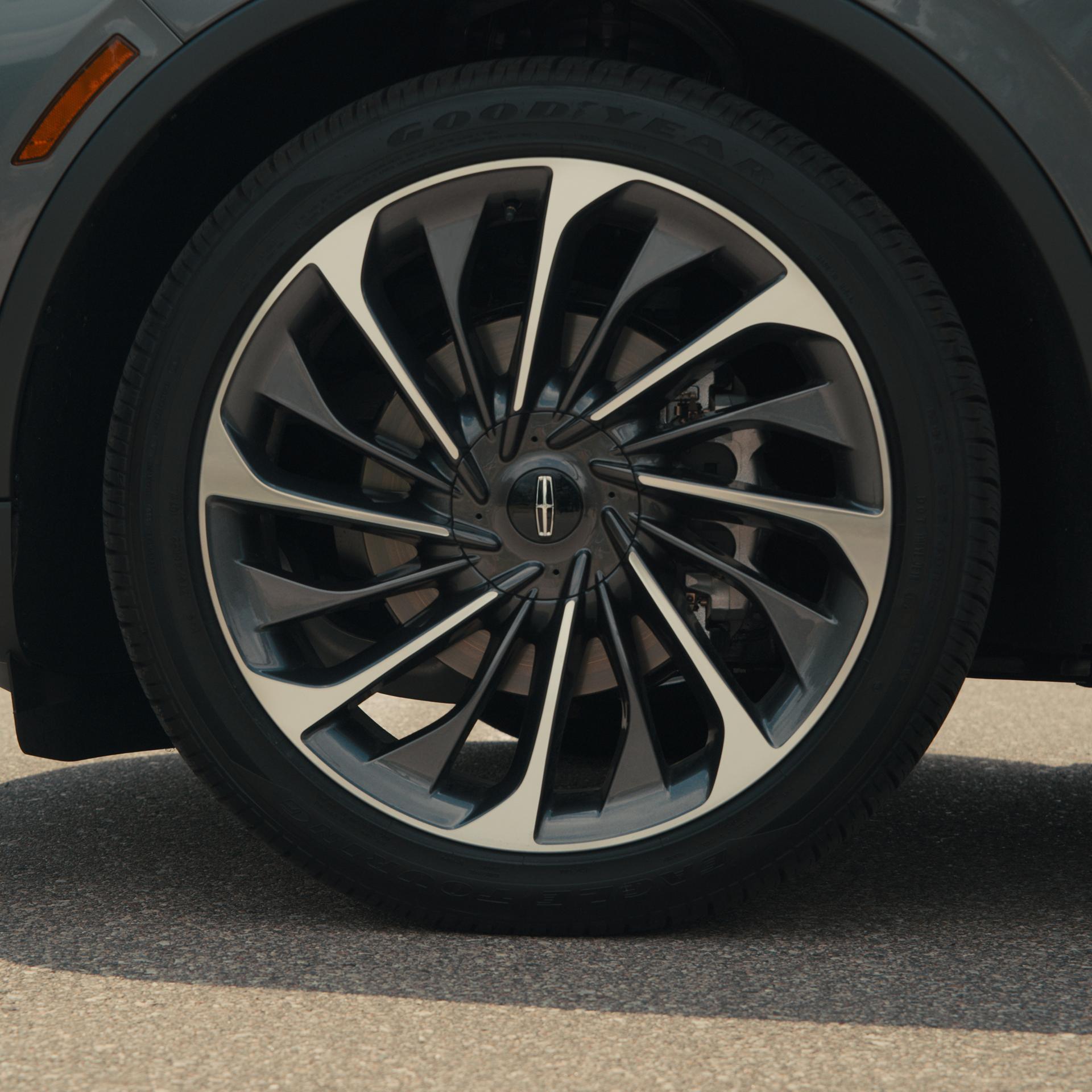 The available 22-inch Bright Machined Aluminum wheel on a 2027 Lincoln Aviator® SUV