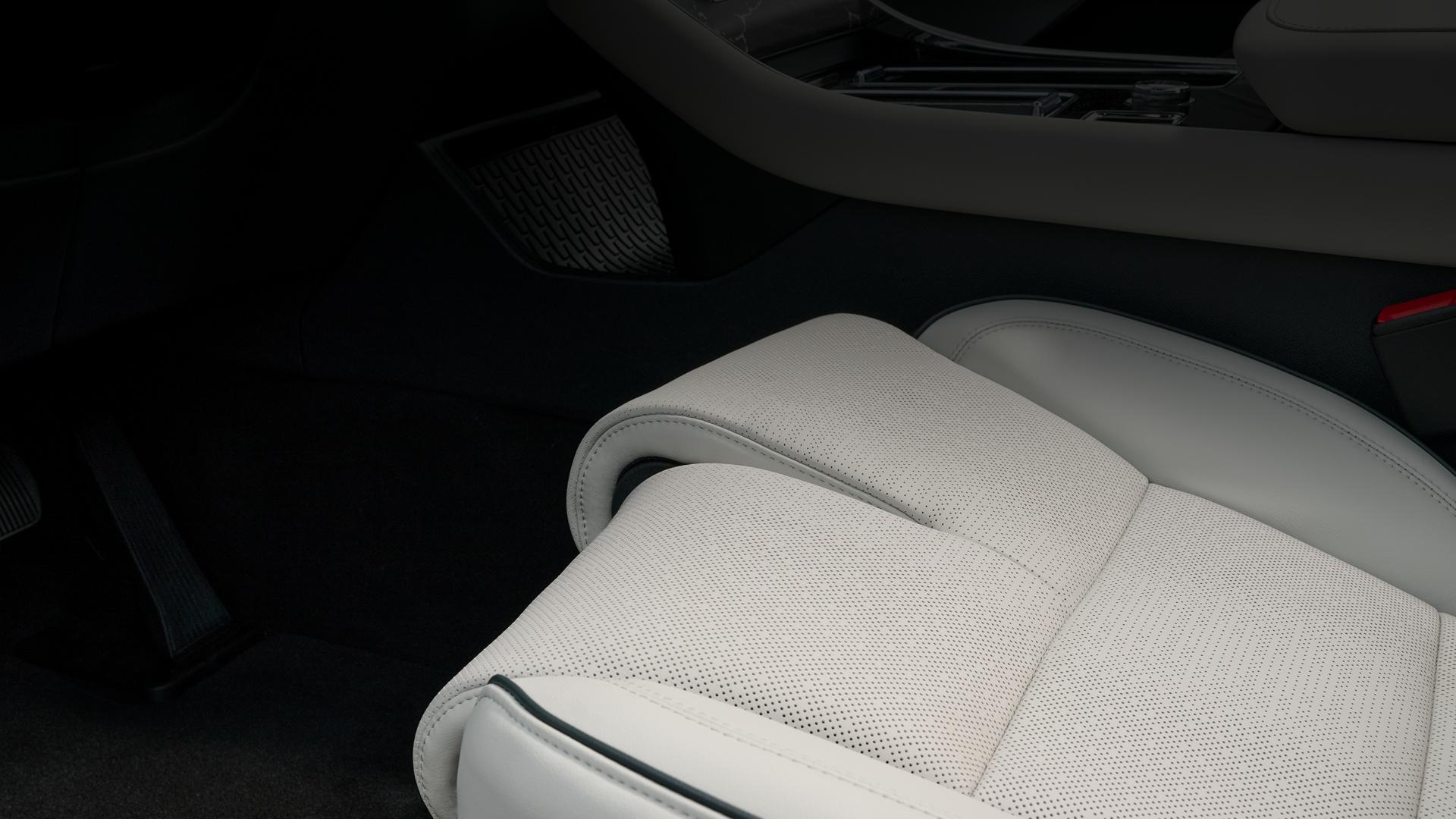 The knee bolsters of the Perfect Position seat are shown in an adjusted state