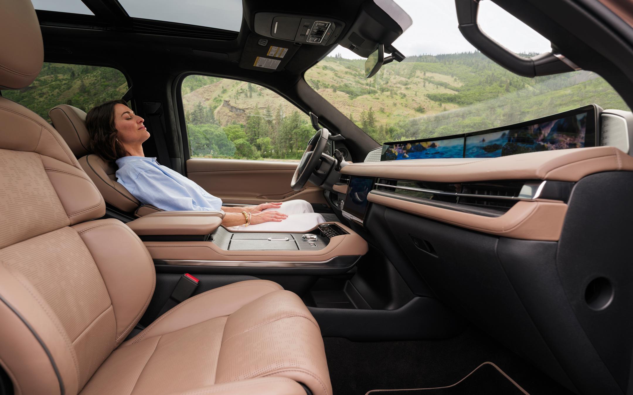 Una mujer se reclina en una Lincoln Black Label Navigator 2026 mientras se reproduce el tema Elements Rejuvenate en la pantalla