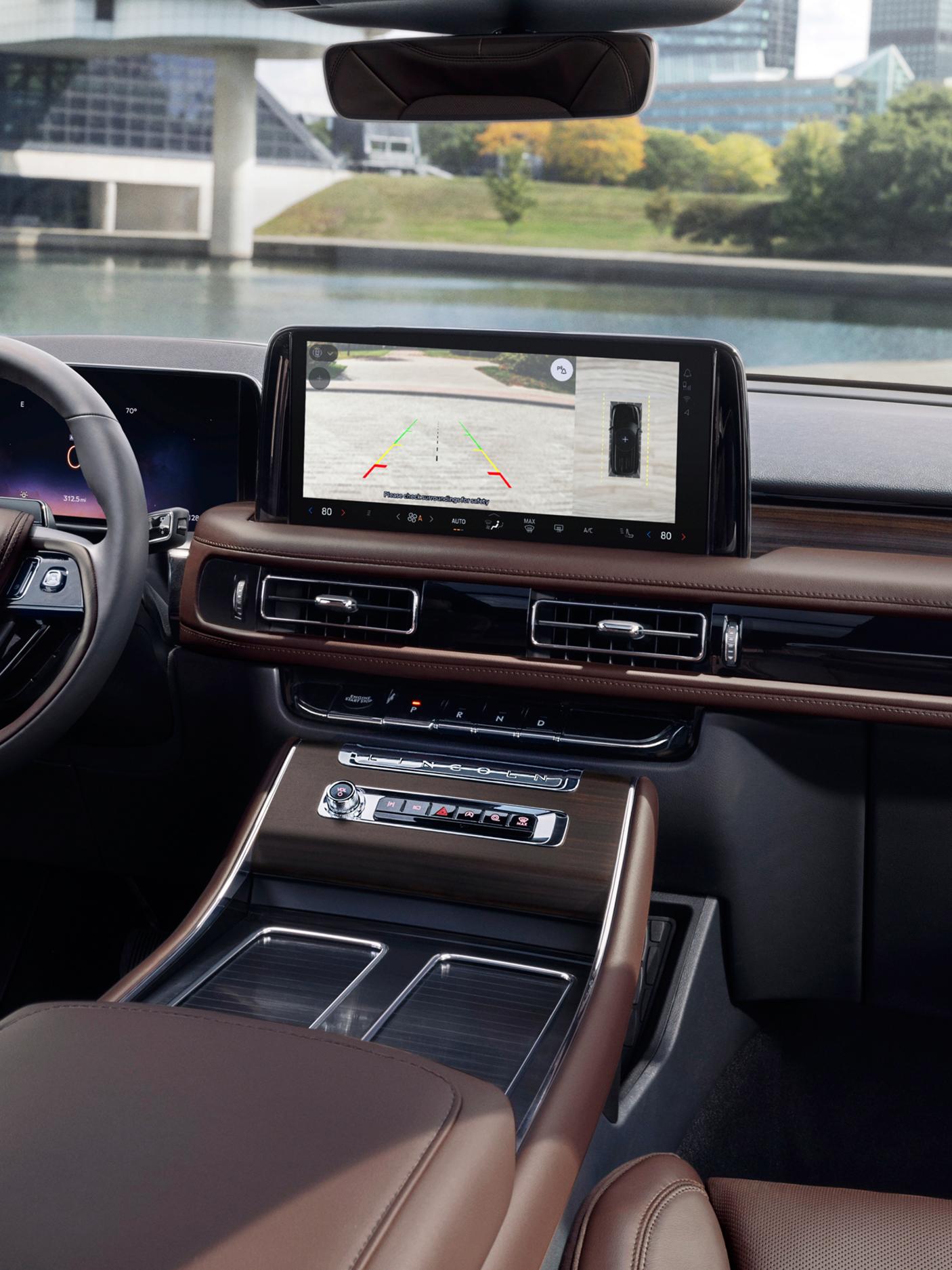En la pantalla táctil central se muestra una vista trasera de lo que hay detrás de un SUV Lincoln Aviator® 2026