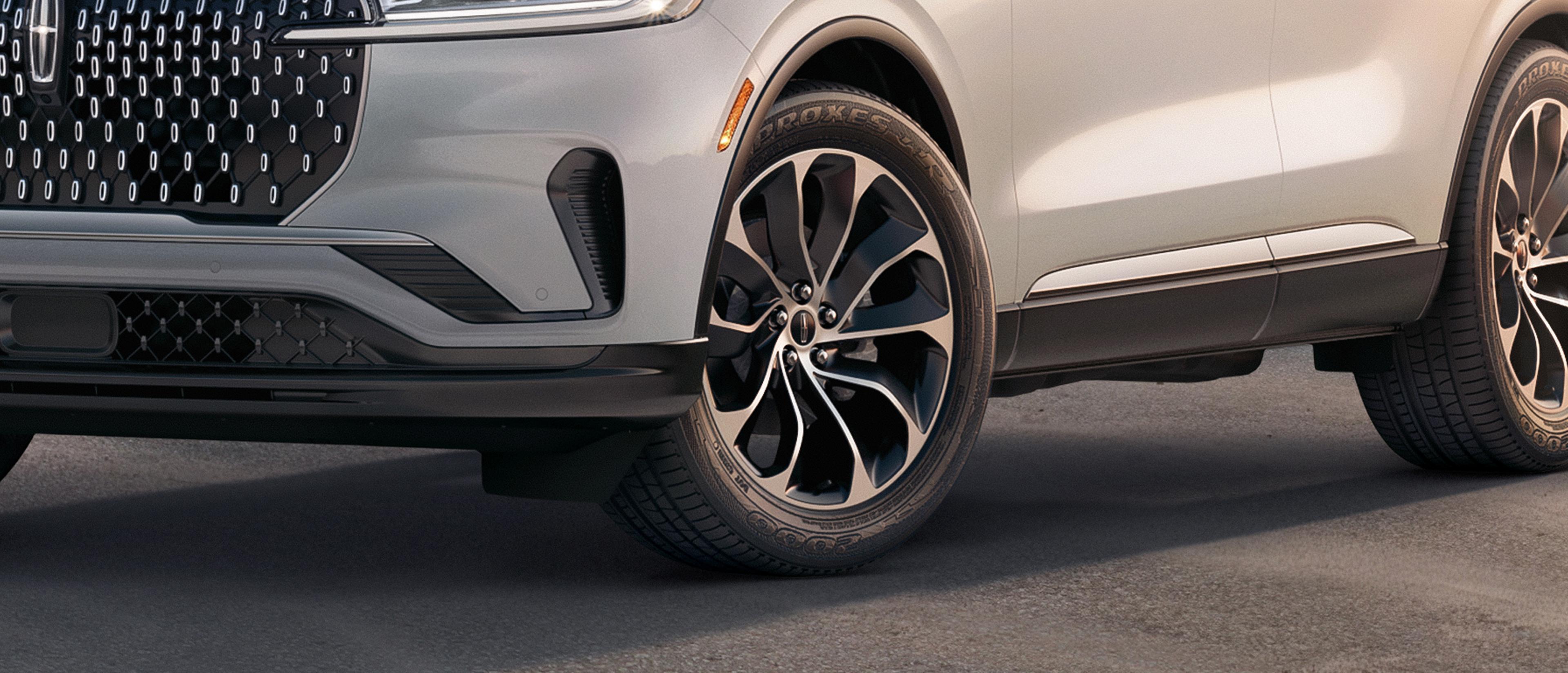 The 21" bright-machined aluminum wheel with Dark Alloy-painted pockets