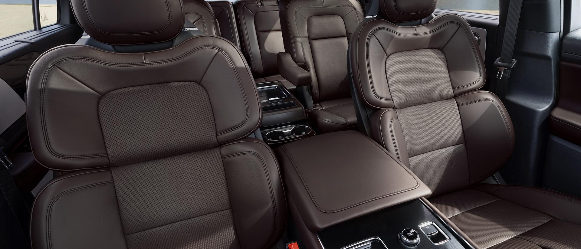 Una SUV Lincoln Aviator® 2026 circulando por un camino de campiña