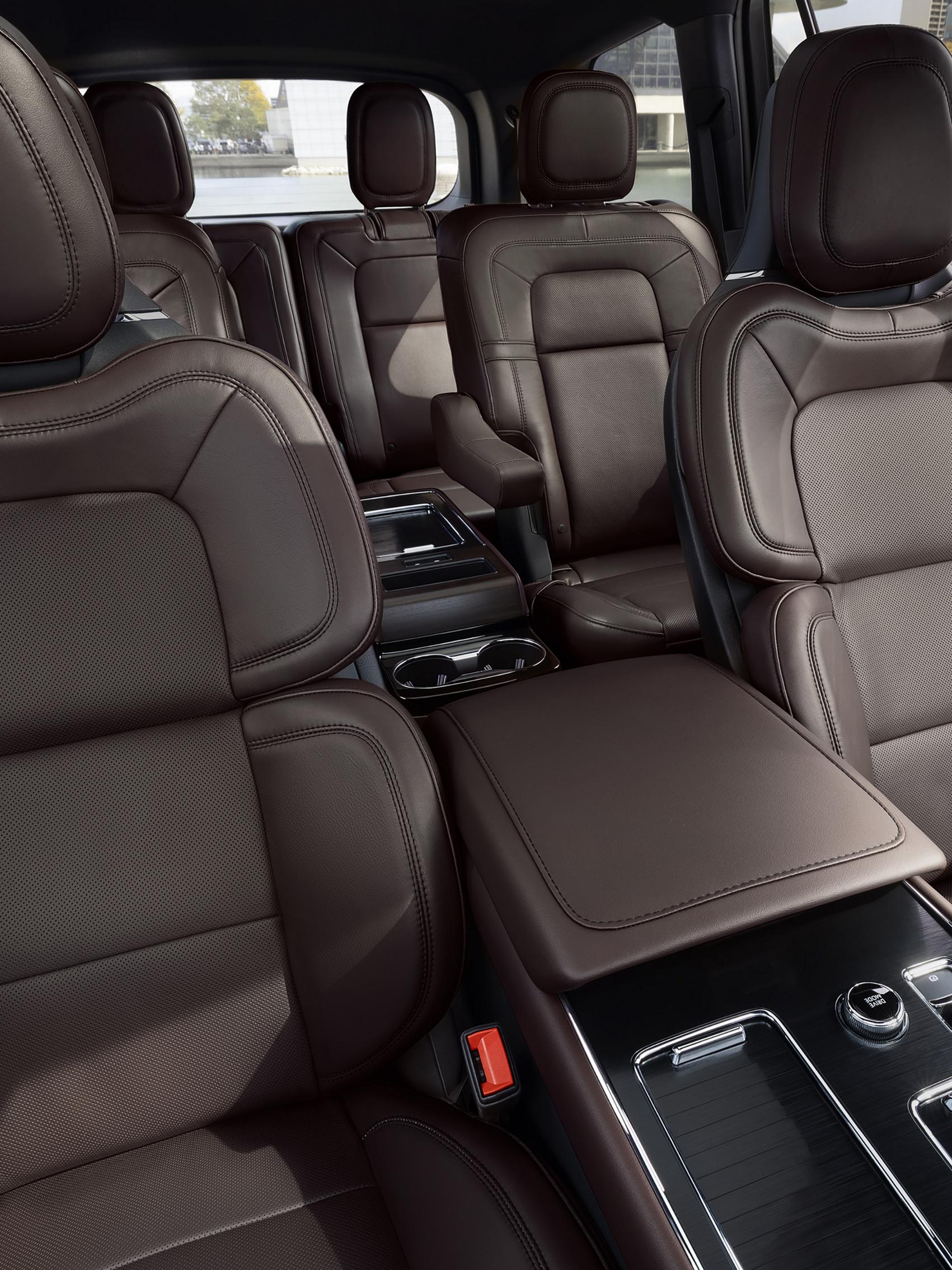 Una SUV Lincoln Aviator® 2026 circulando por un camino de campiña