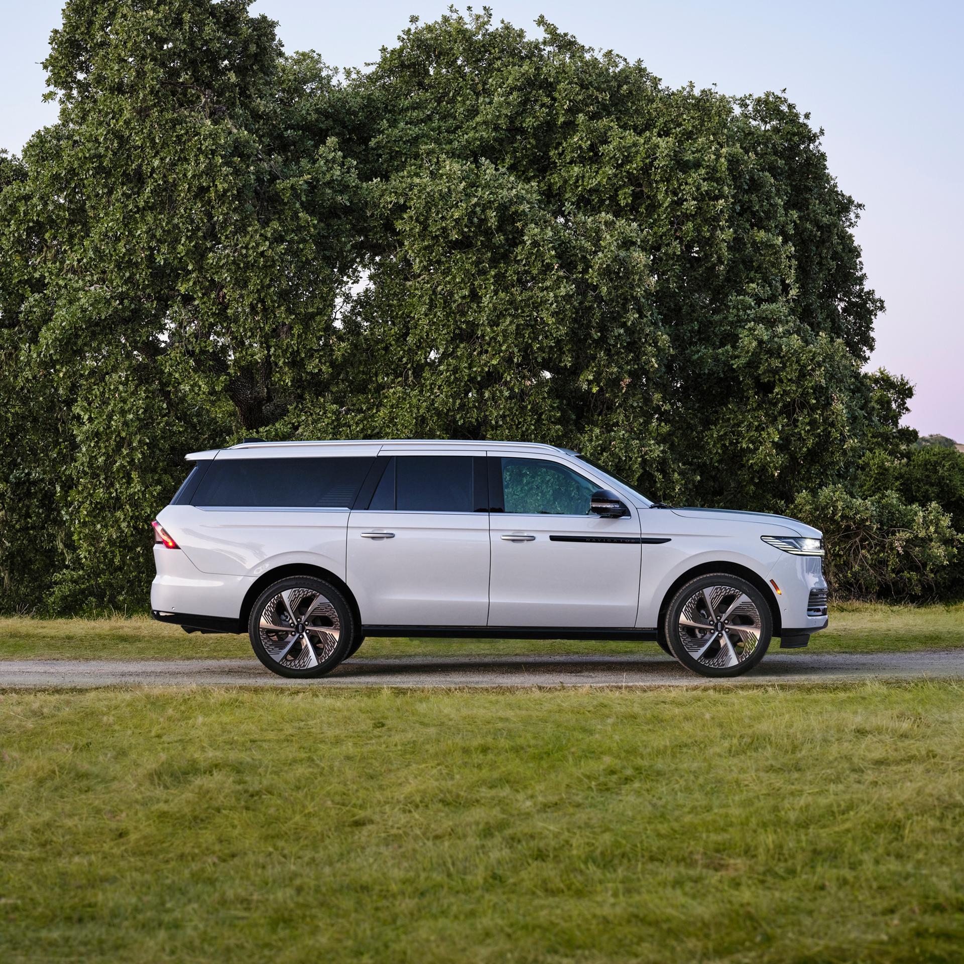 Un perfil lateral de la Lincoln Navigator® 2026 con el tema Atmospheric Black Label