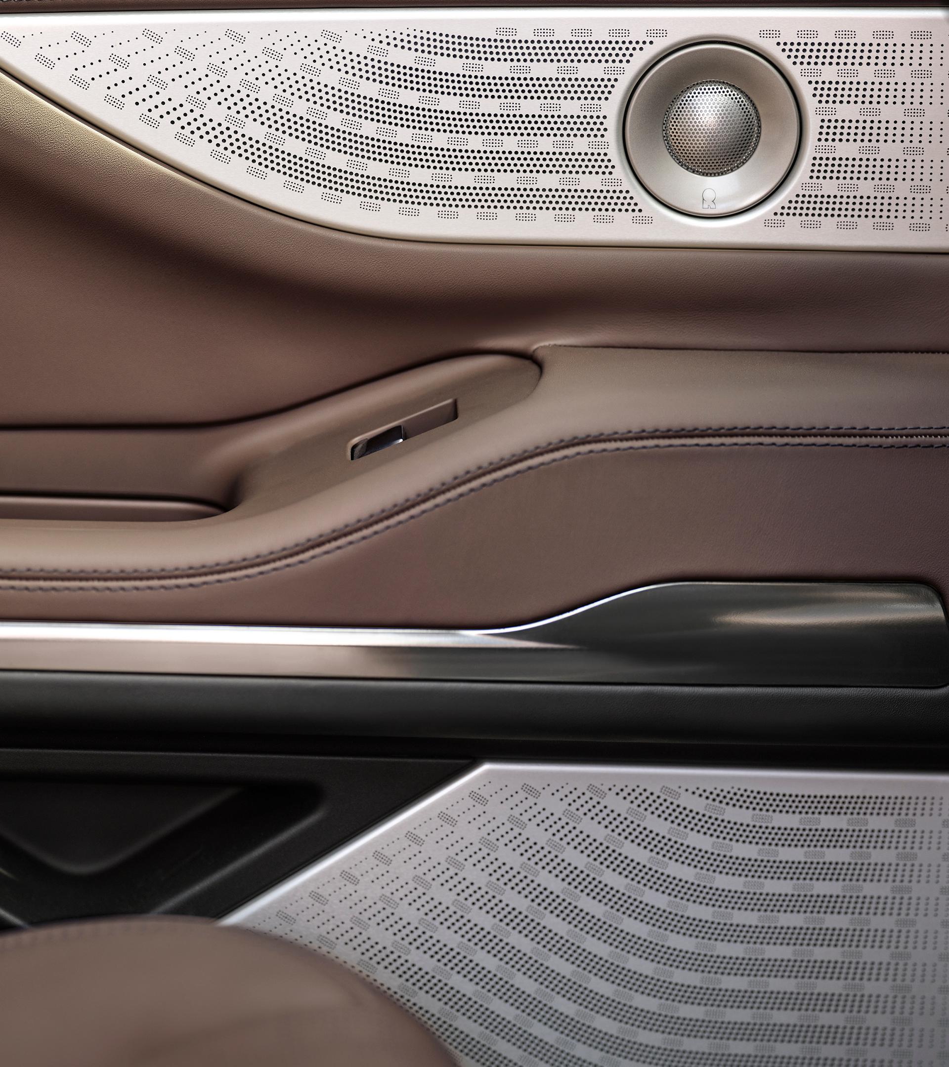 Primer plano del patrón cortado con láser en la bocina Revel® dentro de una Lincoln Navigator® Black Label 2026