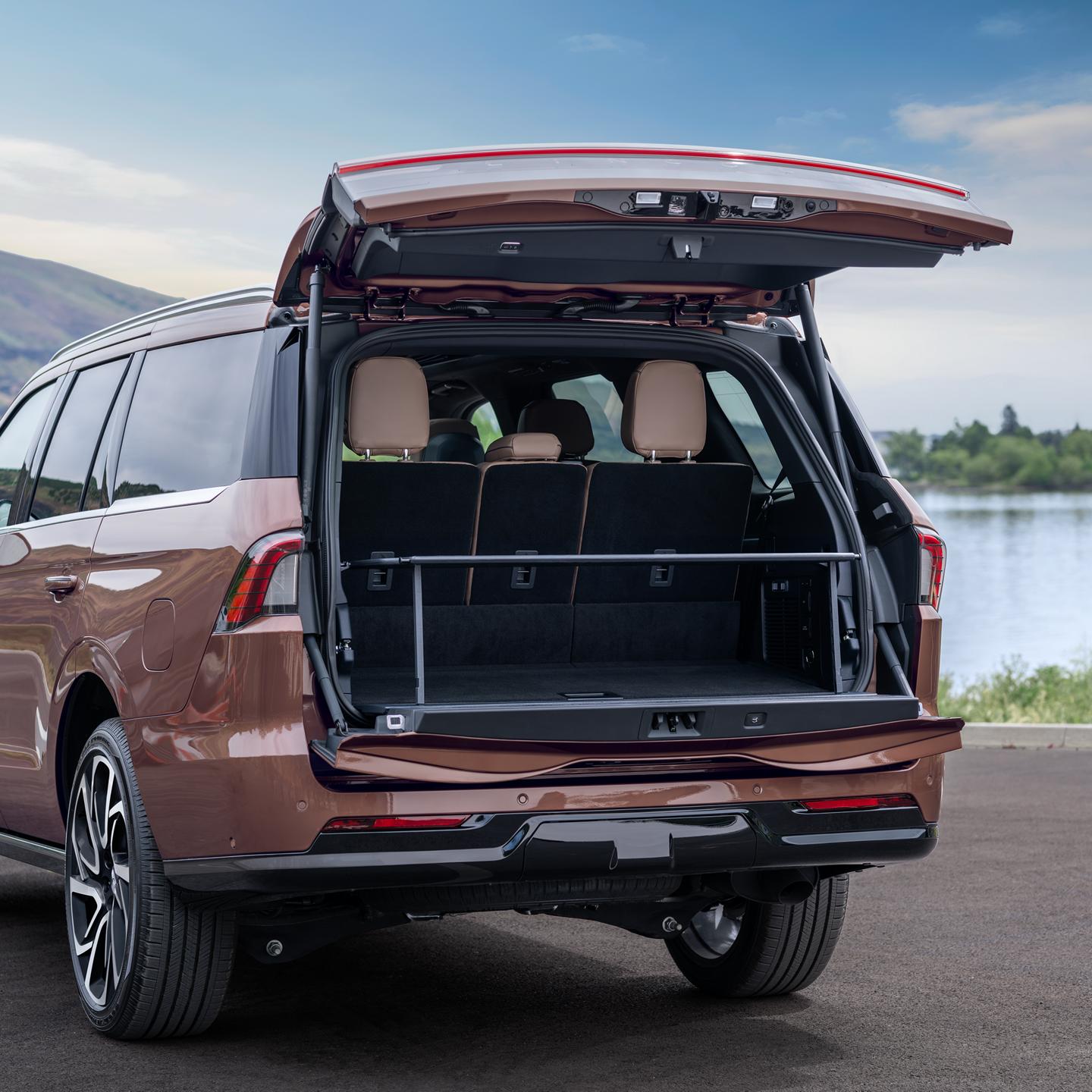 The available Cargo Tailgate Manager has been converted into a table in the cargo area