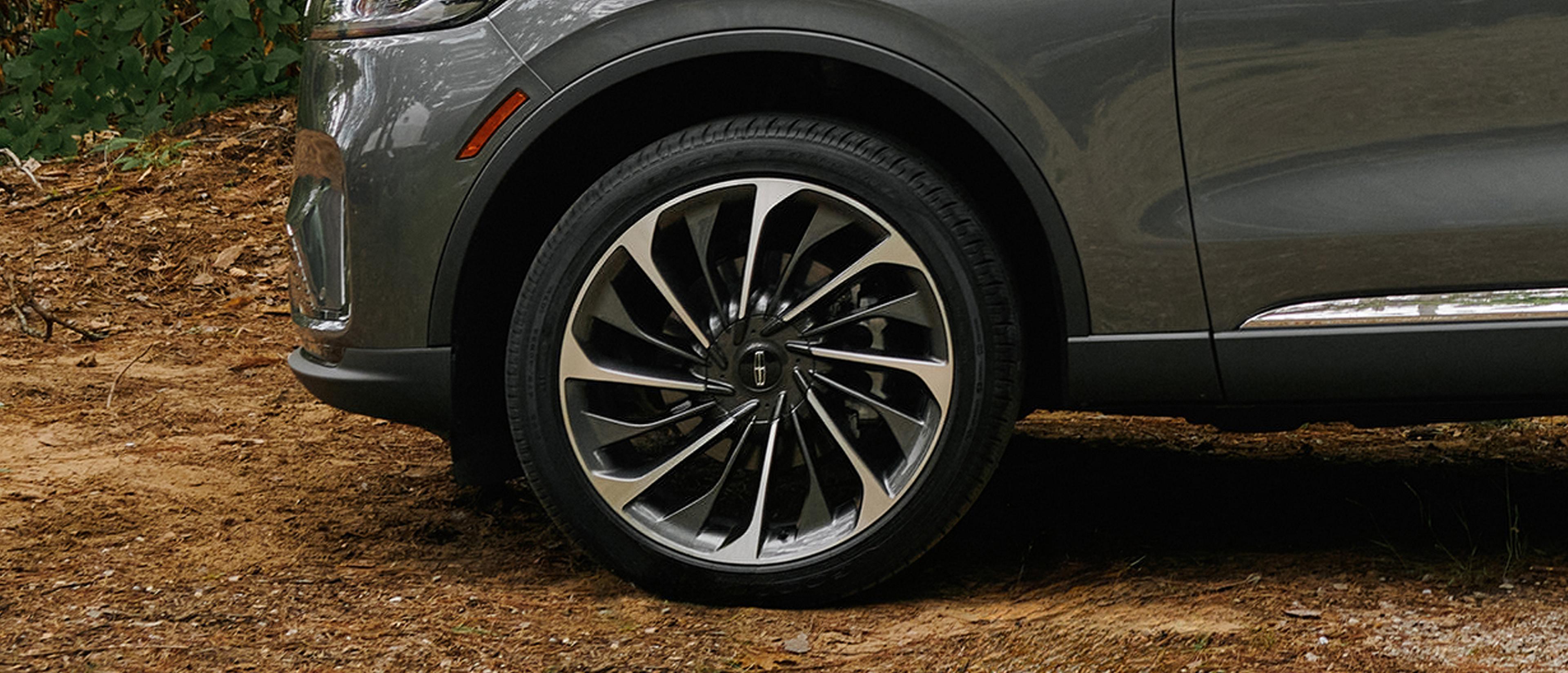 The 22" bright-machined aluminum wheel with Magnetic-painted pockets
