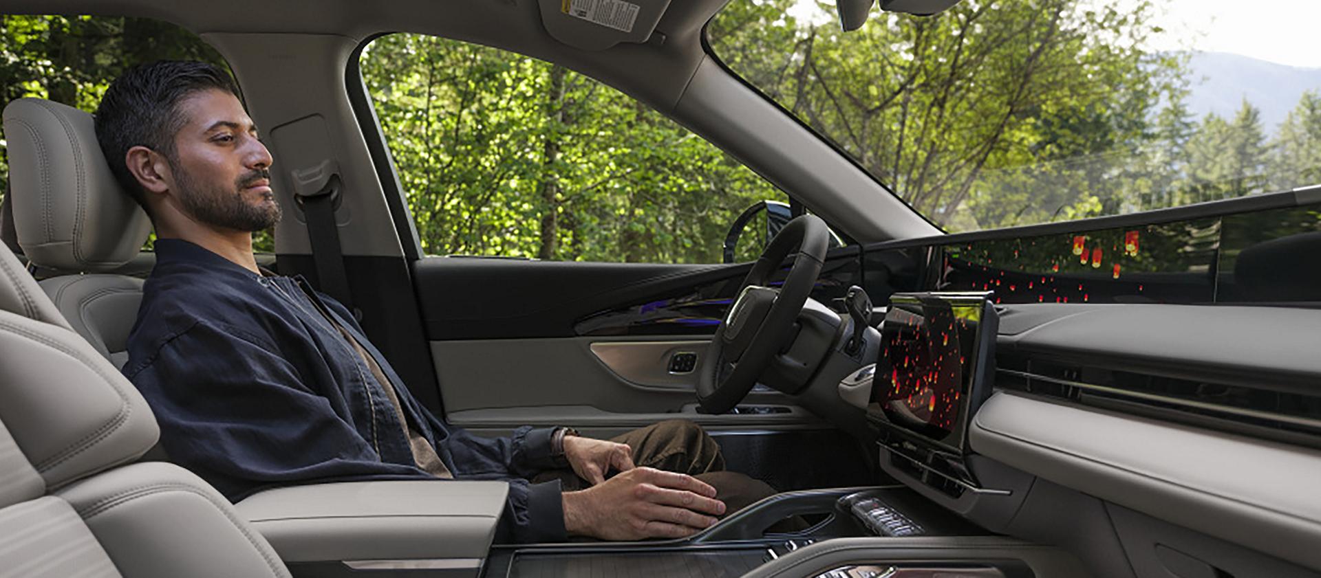 Una persona sentada en el asiento del conductor de una SUV Lincoln Nautilus® 2026 disfruta de Lincoln Rejuvenate