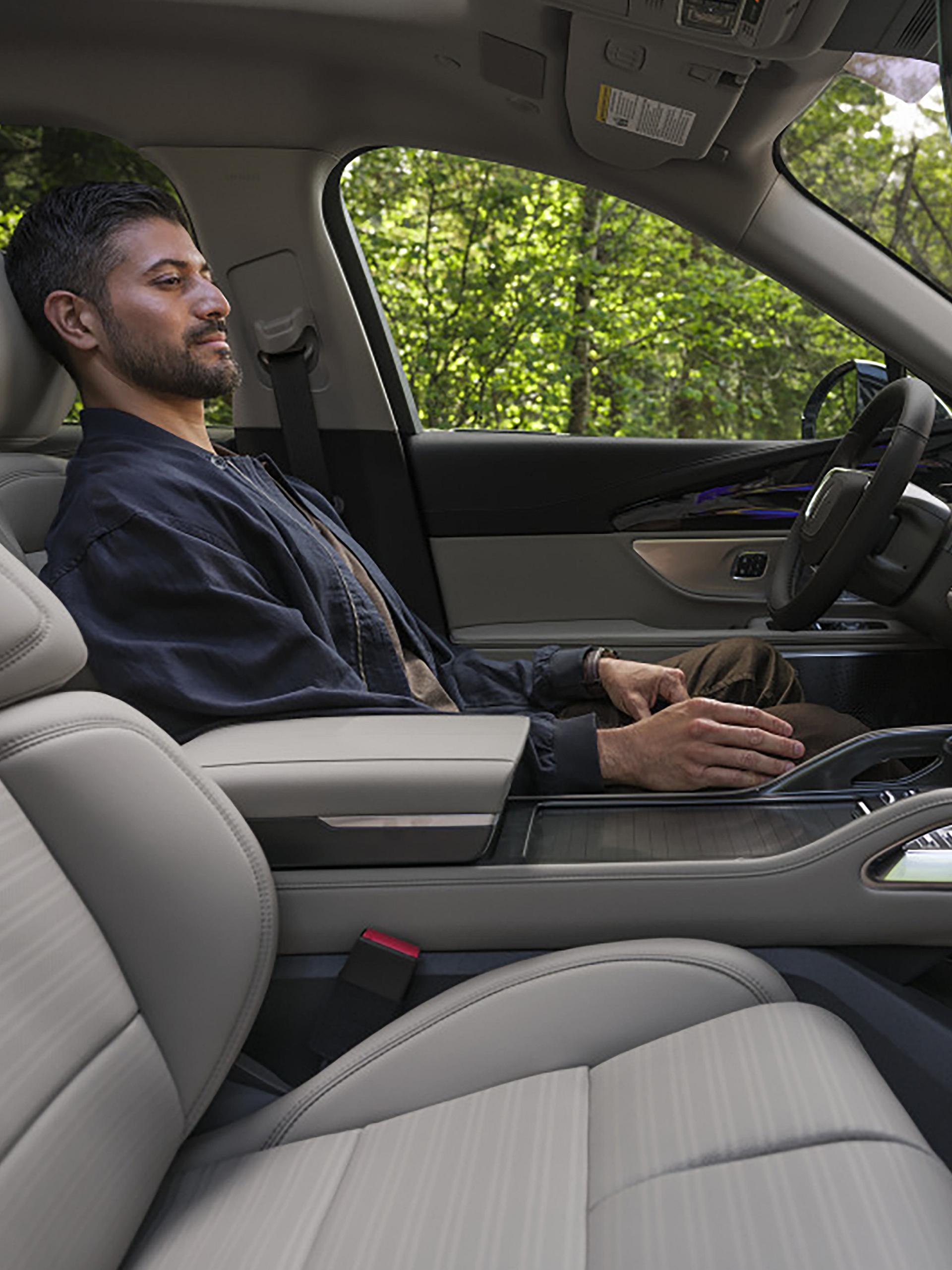 A person seated in the drivers seat of a 2026 Lincoln Nautilus® SUV enjoys Lincoln Rejuvenate