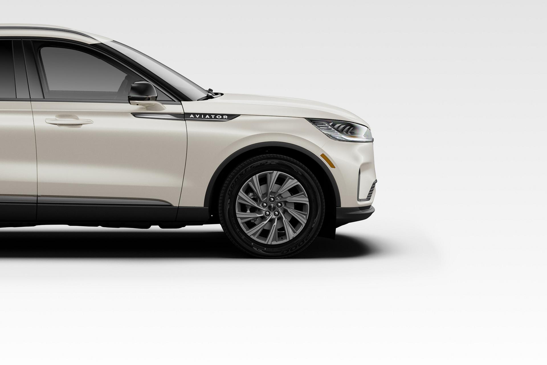 The standard 20" Magnetic bright-machined aluminum wheel of the 2027 Lincoln Aviator® SUV