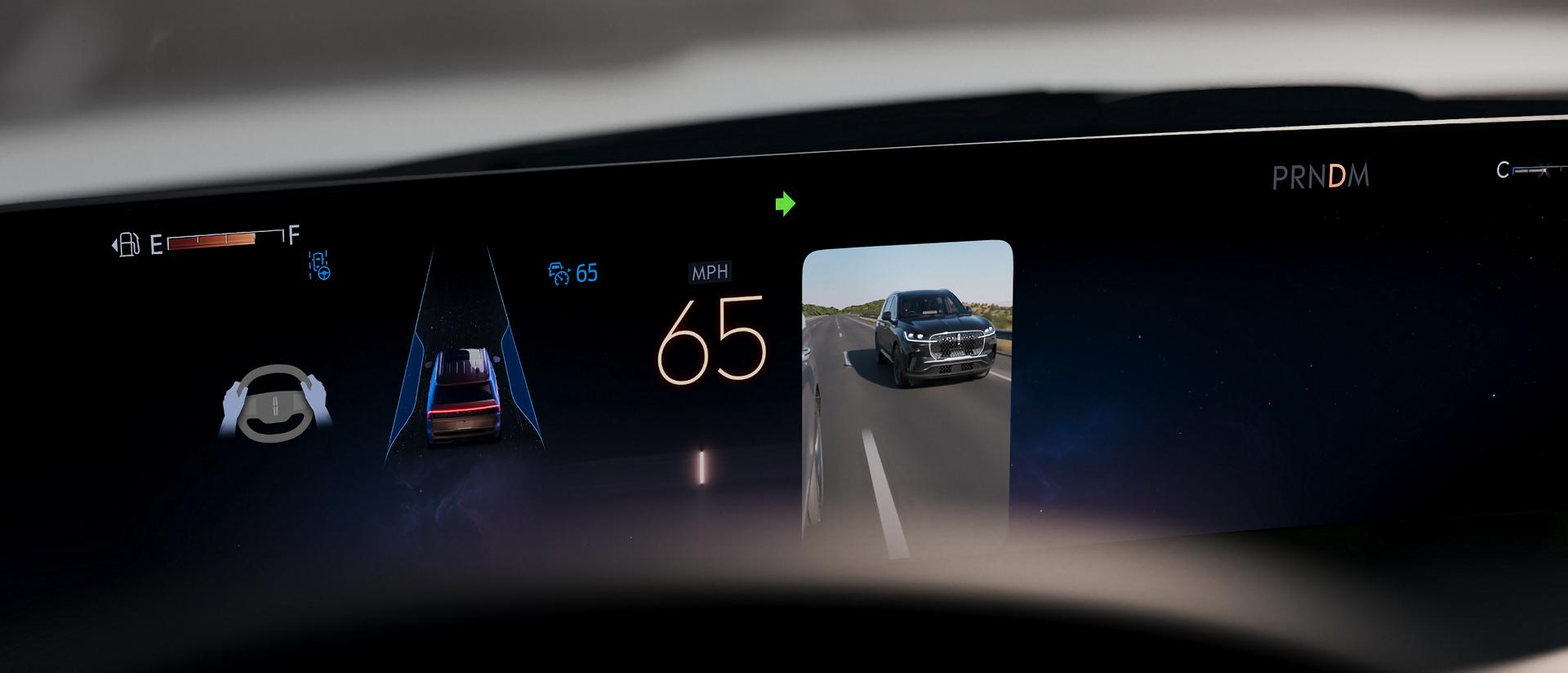 Una Lincoln Navigator 2026 circulando por una autopista con zonas azules de manos libres