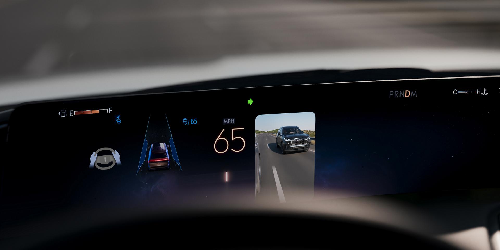 Una Lincoln Navigator 2026 circulando por una autopista con zonas azules de manos libres