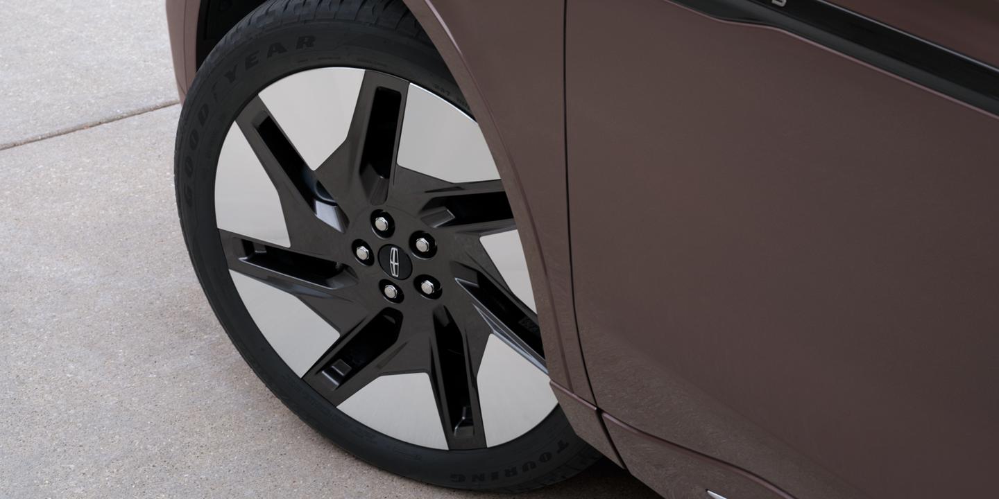 Un primer plano de los expresivos detalles en la rueda de una SUV Lincoln Nautilus® 2027