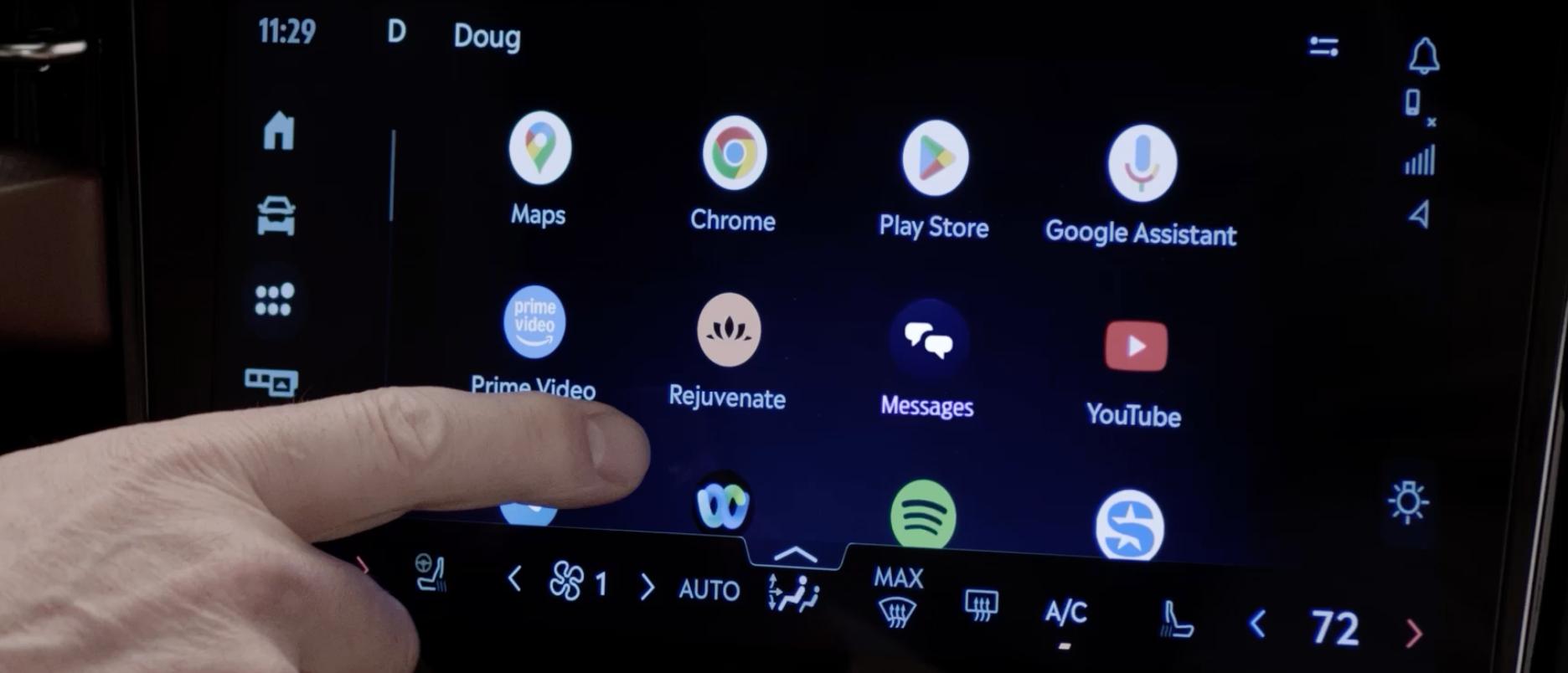 La pantalla táctil muestra las aplicaciones del interior de la Lincoln Nautilus.