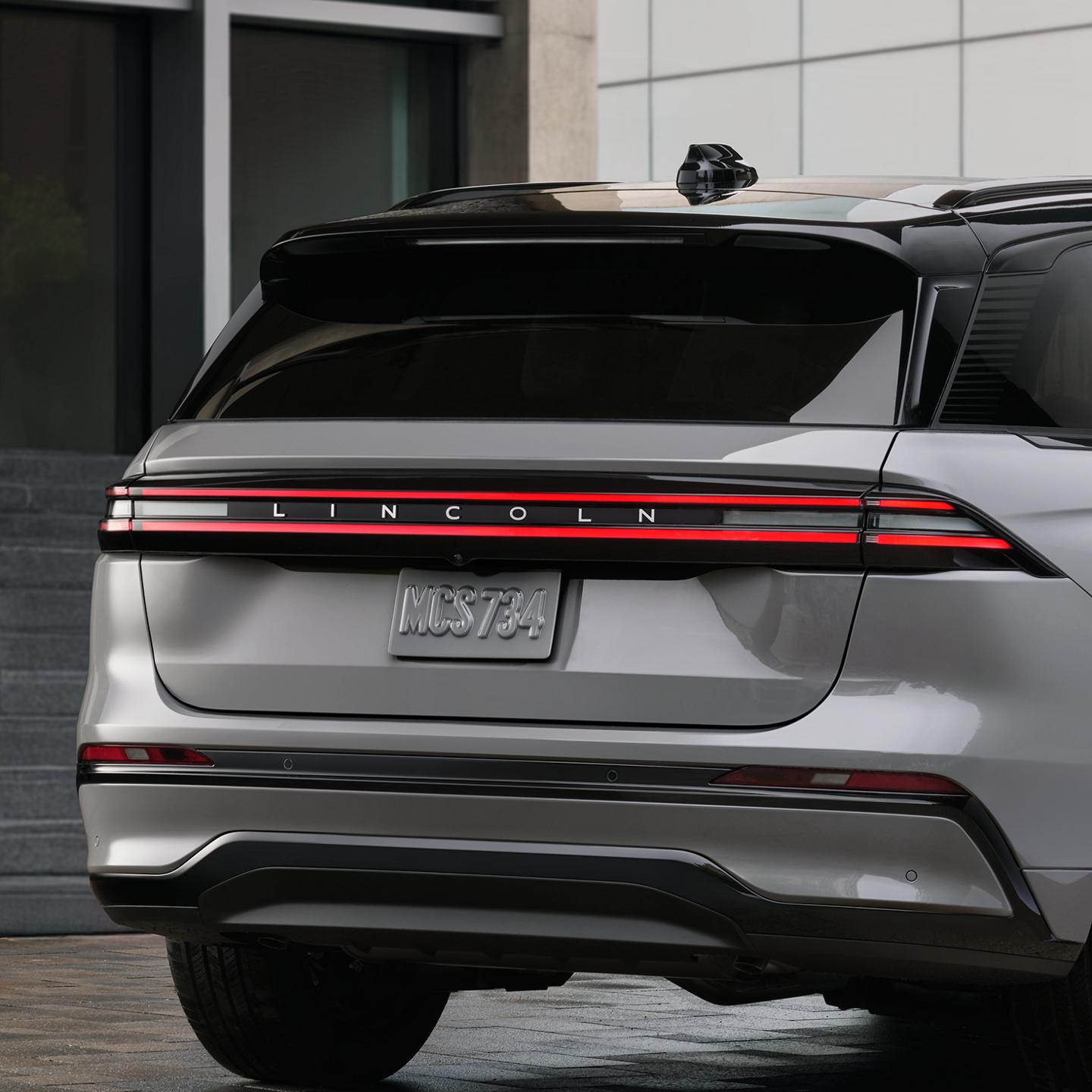Una mirada amplia al exterior trasero renovado de la SUV Lincoln Nautilus® 2027