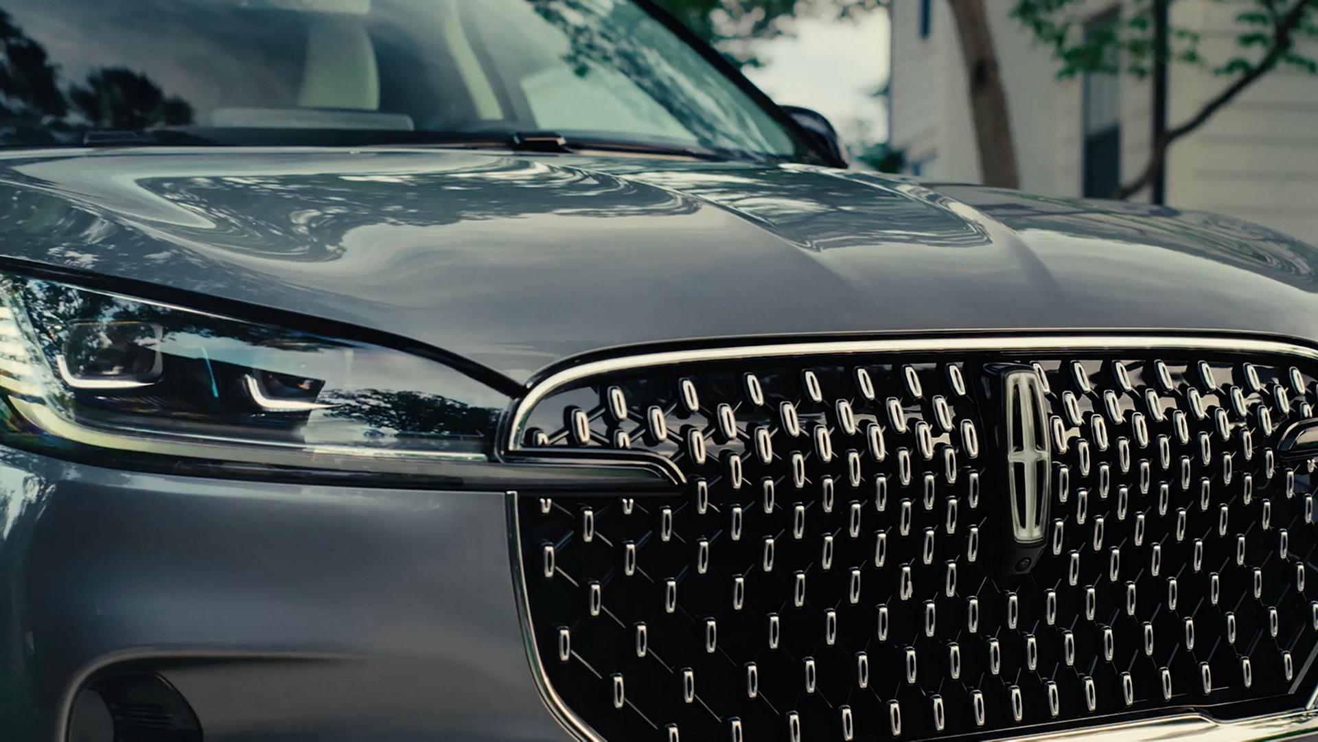 The Lincoln Embrace sequence illuminates on the grille of a 2027 Lincoln Aviator® SUV