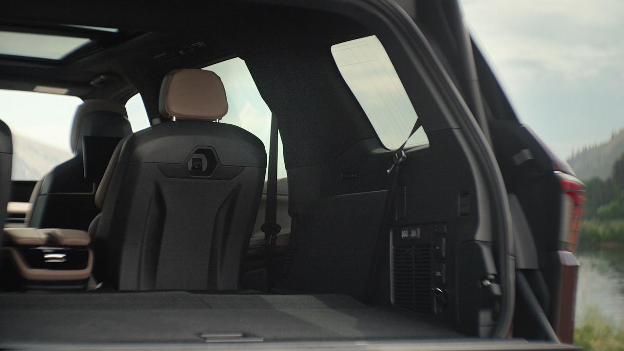 A 2027 Lincoln Navigator® SUV with the Split liftgate open showing a folded-down third row