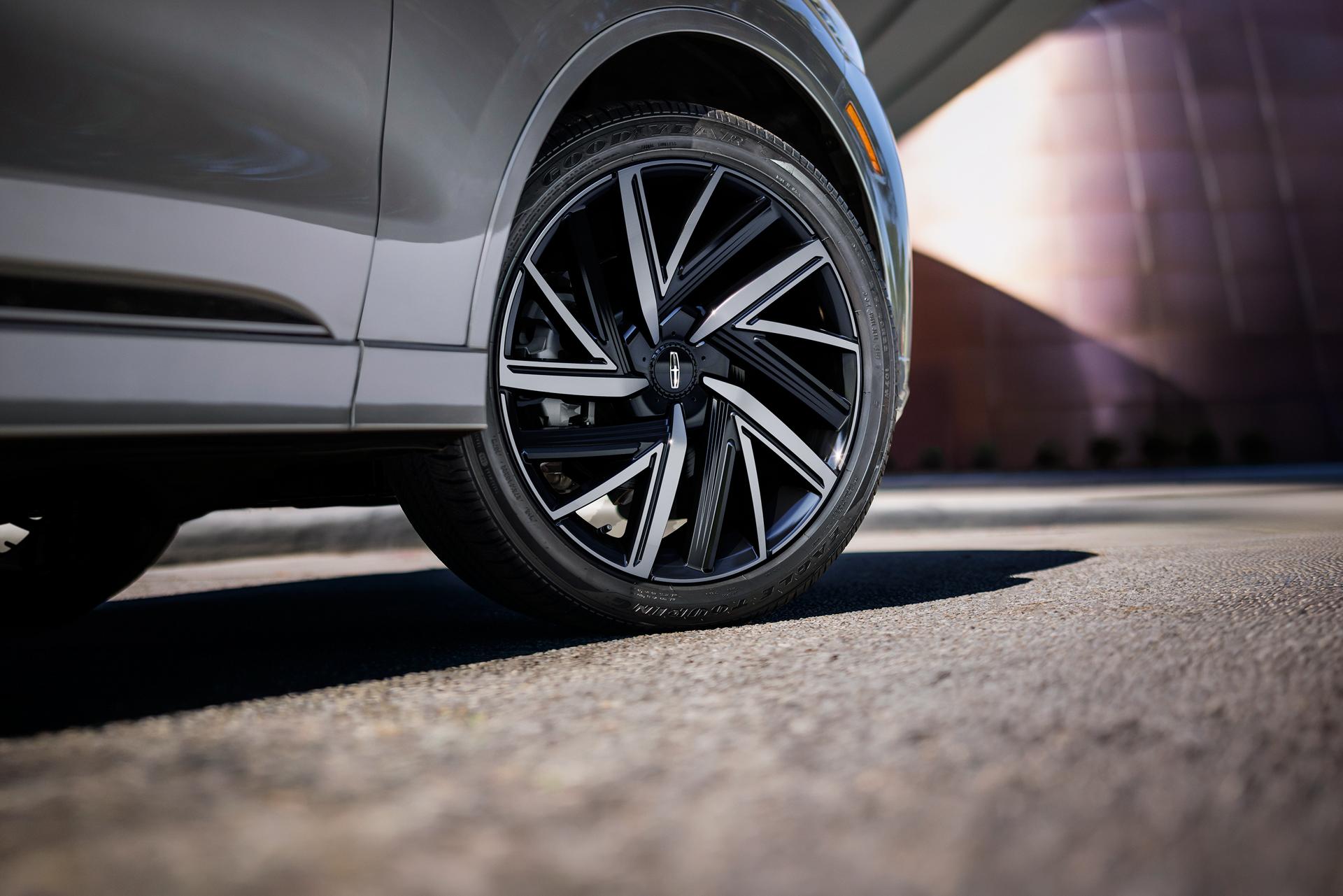 The optional 22" Ebony Black bright-machined wheel