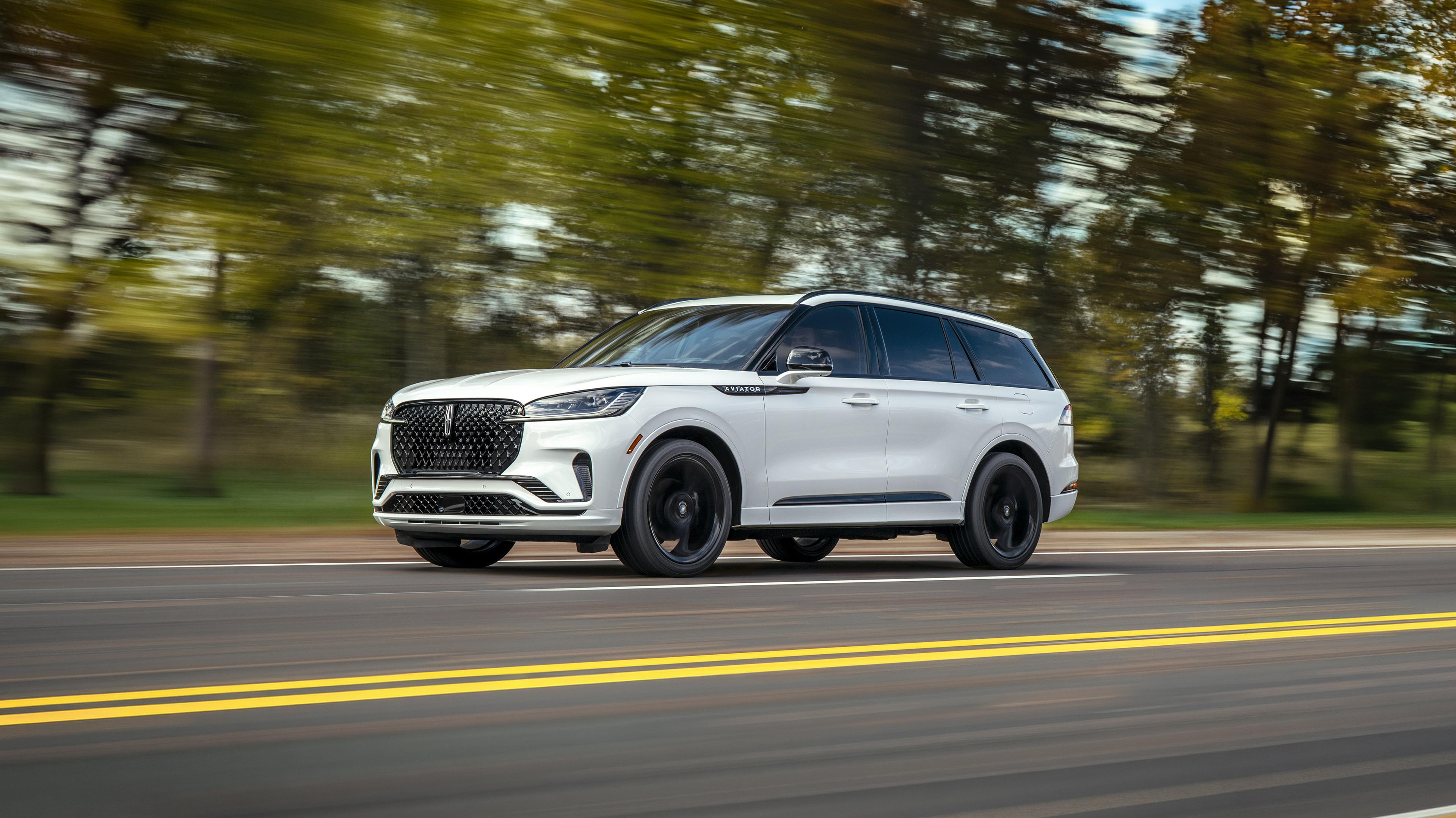 Una SUV Lincoln Aviator® 2027 circulando por un camino de campiña