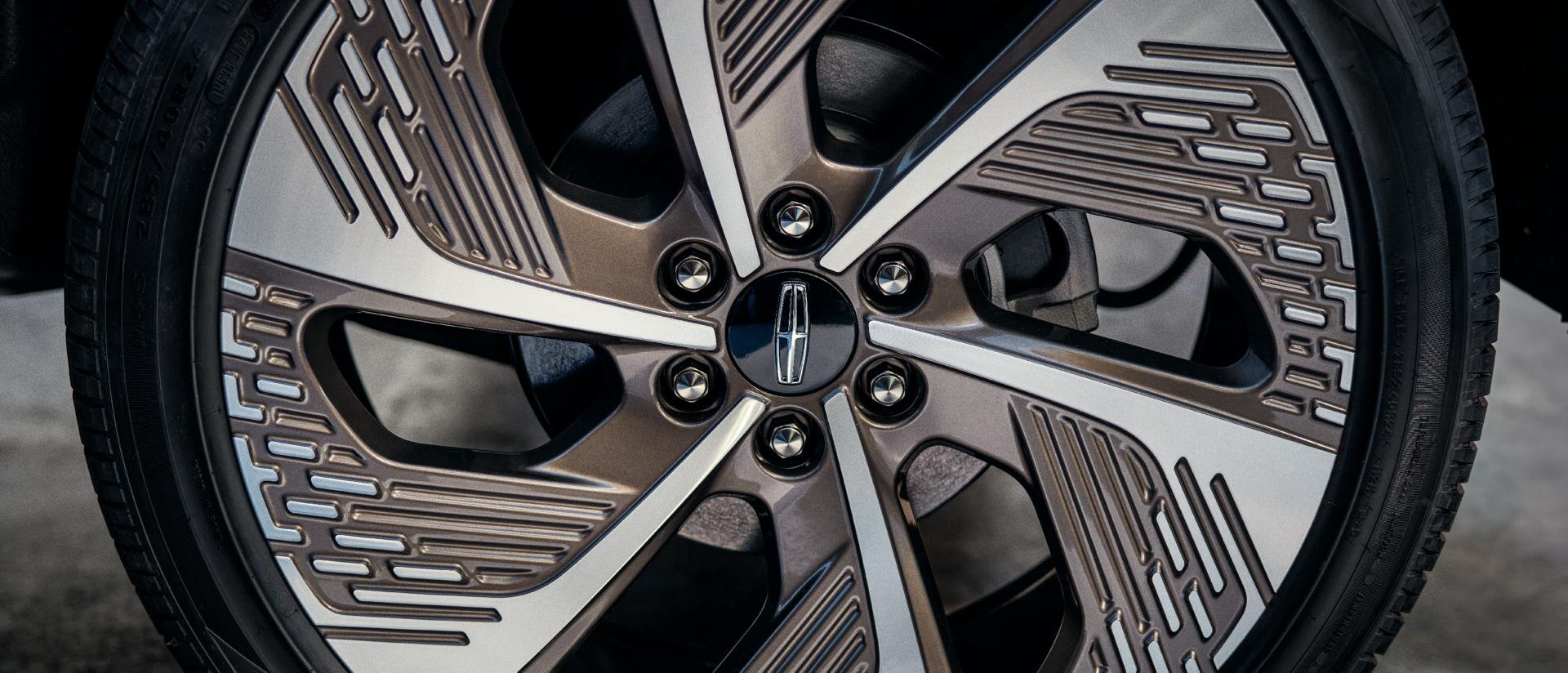 A Lincoln Black Label wheel is shown.