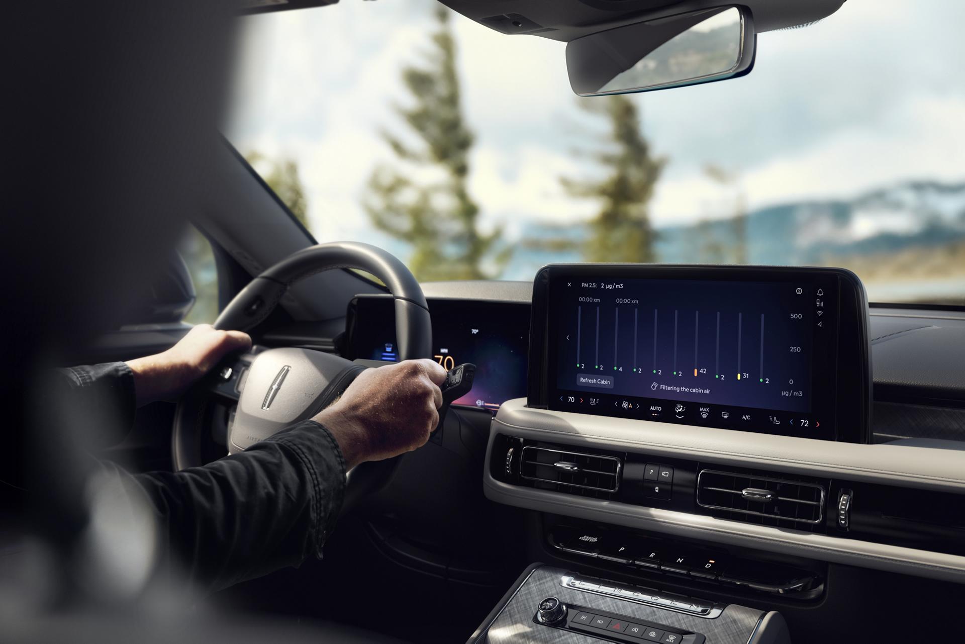 La pantalla de renovación automática de aire disponible se muestra en la pantalla táctil central de una SUV Lincoln Aviator® 2026