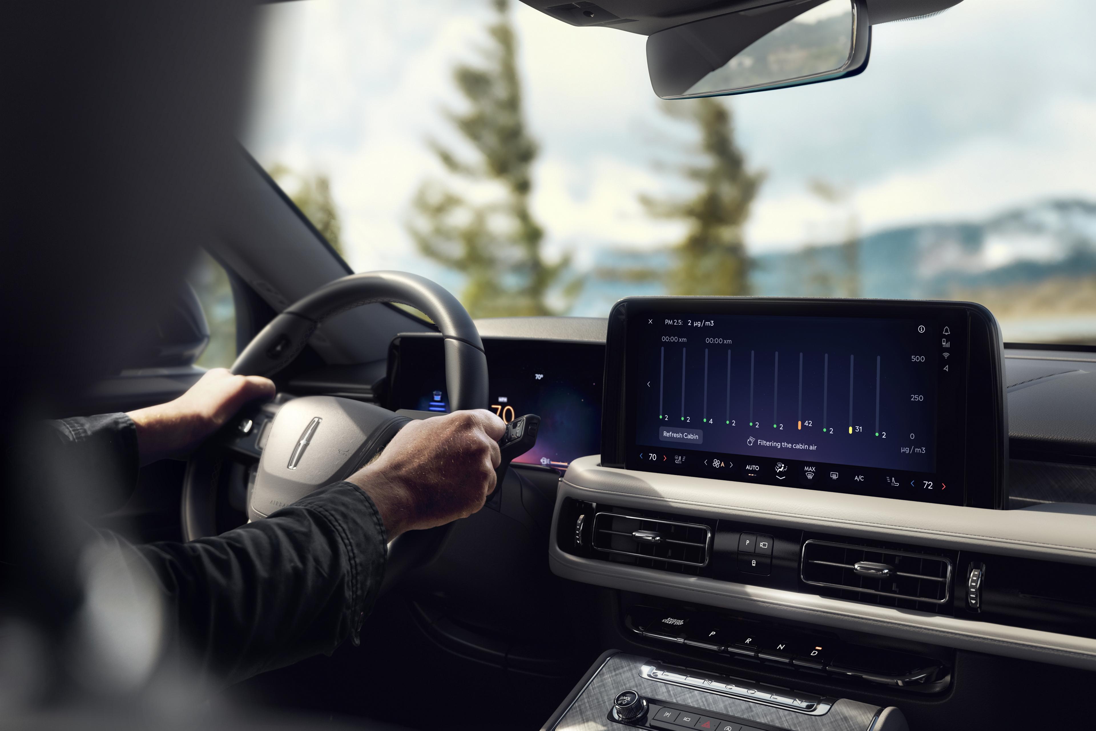 The available Auto Air Refresh screen is shown on the center touchscreen of a 2026 Lincoln Aviator® SUV