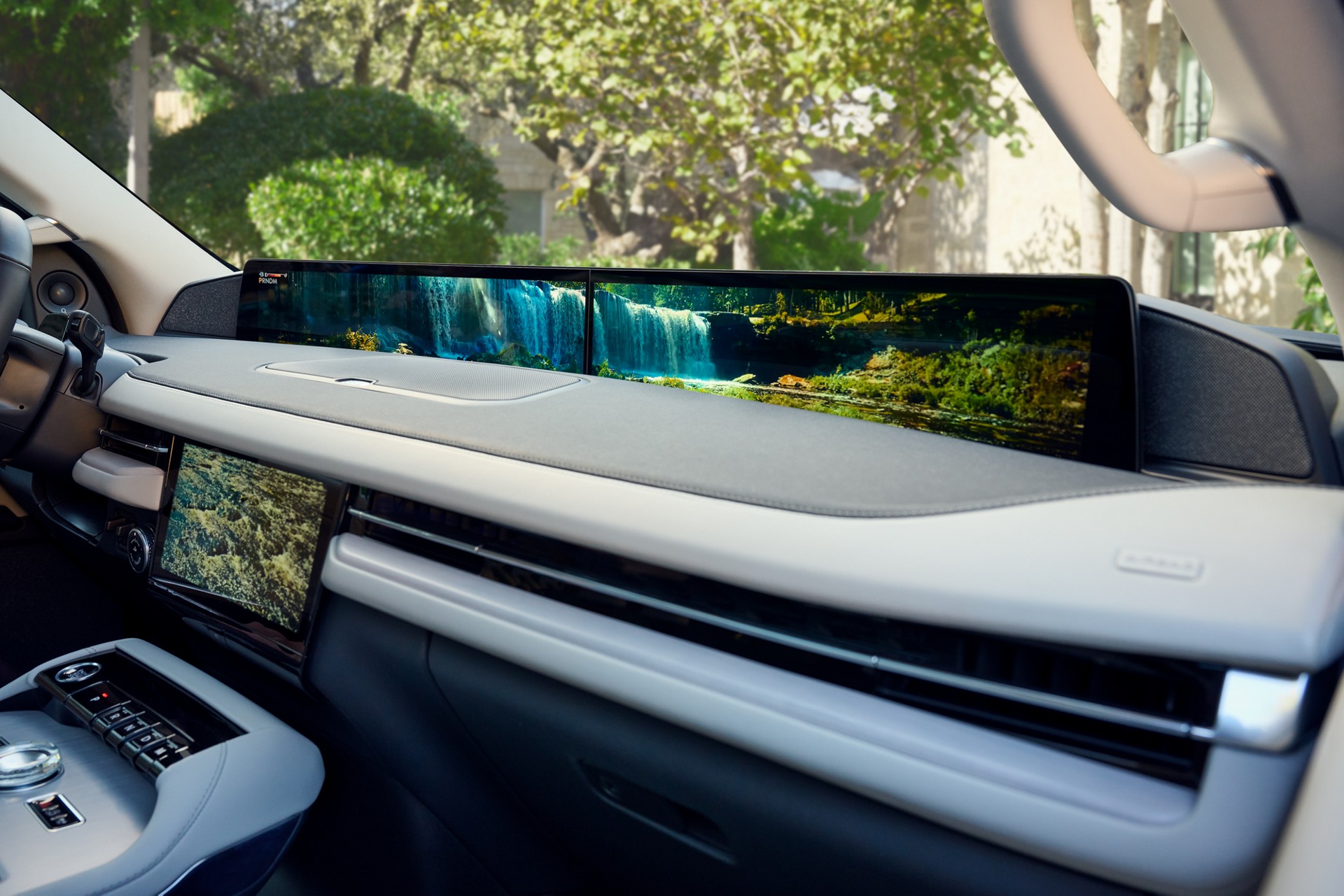 Lincoln Navigator 48-inch panoramic display