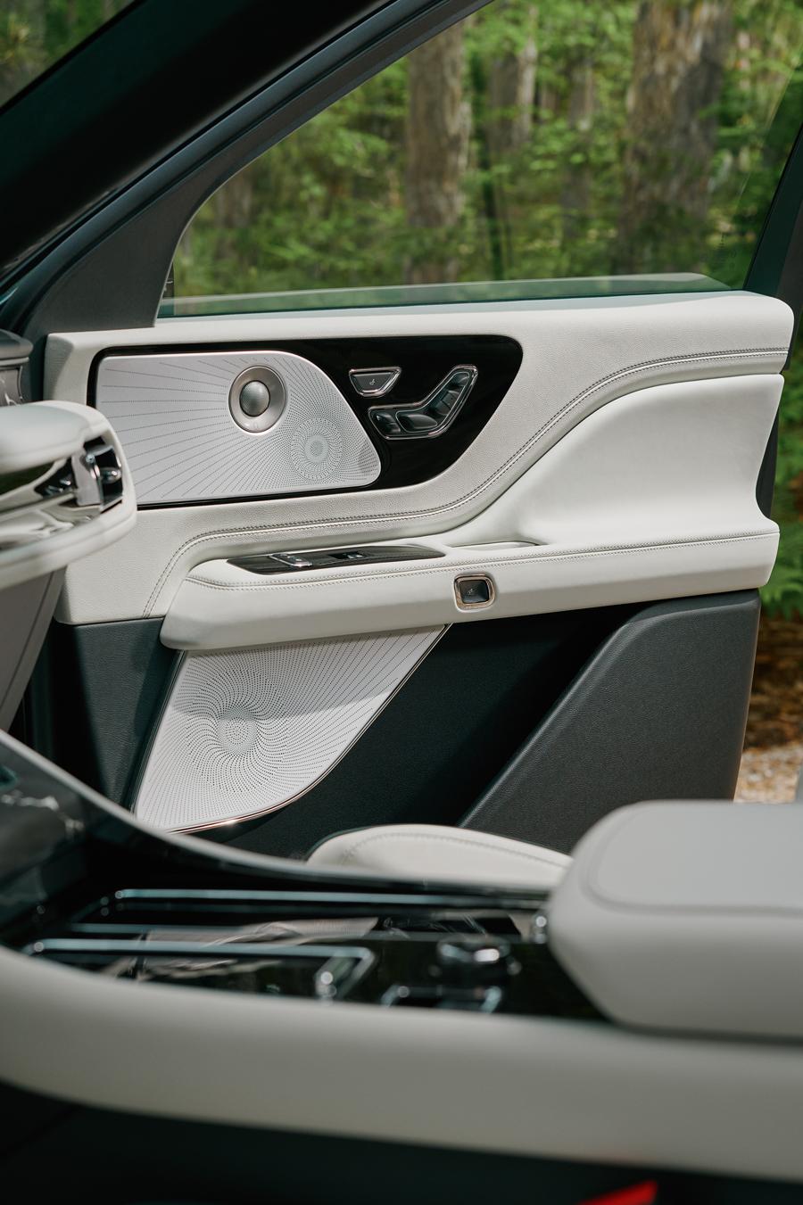 Un sistema de sonido con bocinas se encuentra en la puerta del pasajero delantero de una SUV Lincoln Aviator® 2027
