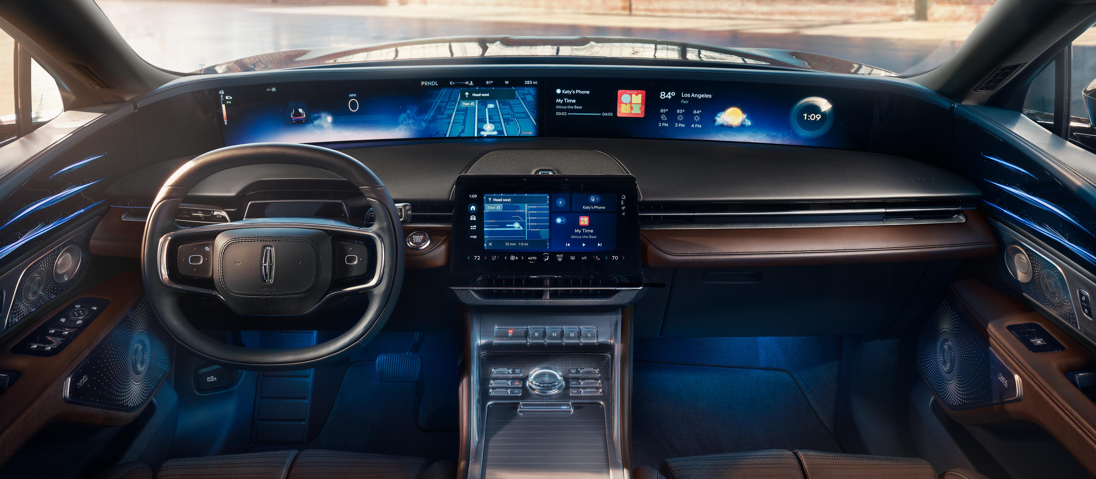 Se muestra la pantalla panorámica de 48 pulgadas en una Lincoln Nautilus® Reserve 2027 con interior en chocolate caliente