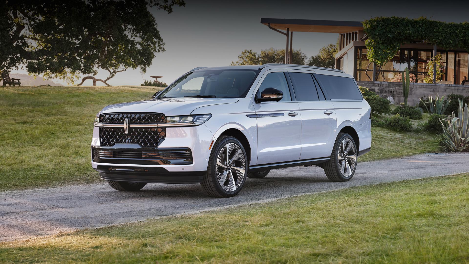 2025 Lincoln Black Label™ Navigator® estacionadas en una entrada pintoresca