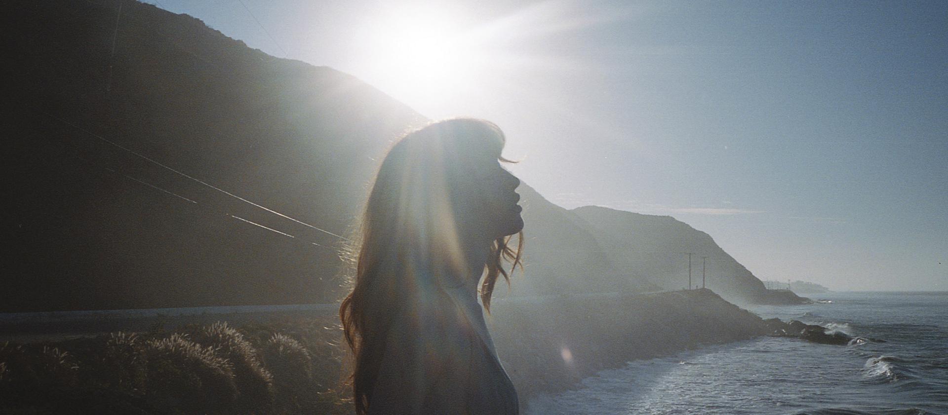 Una mujer disfruta de un momento en un mirador junto al mar