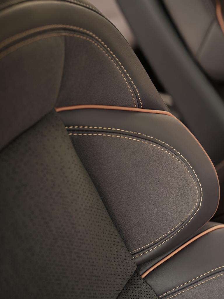 Una vista detallada del cuero premium Dusk incluido en el nuevo tema Black Label™ Eminent Hour